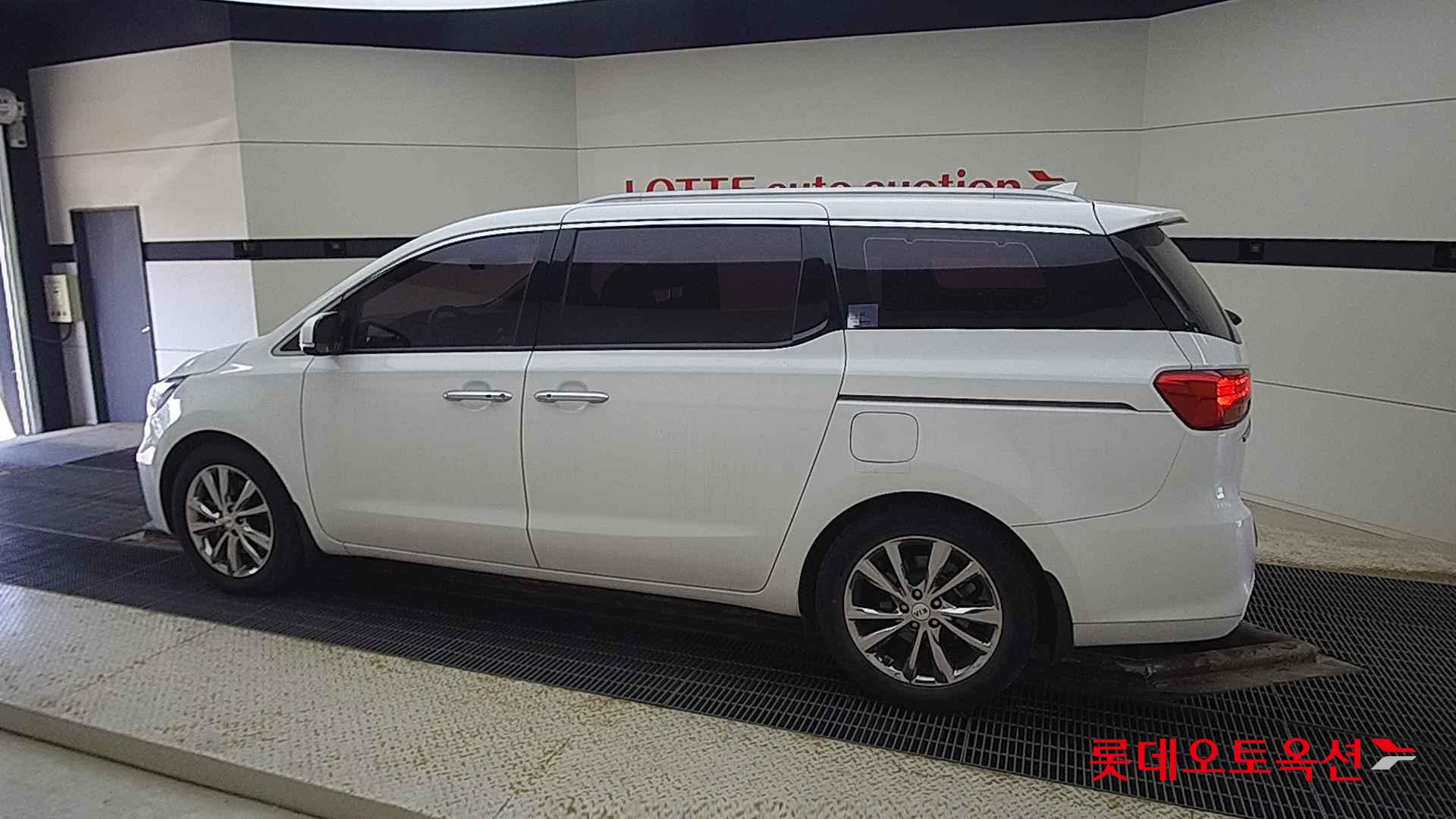 Kia Carnival id 2684536 из Кореи 11