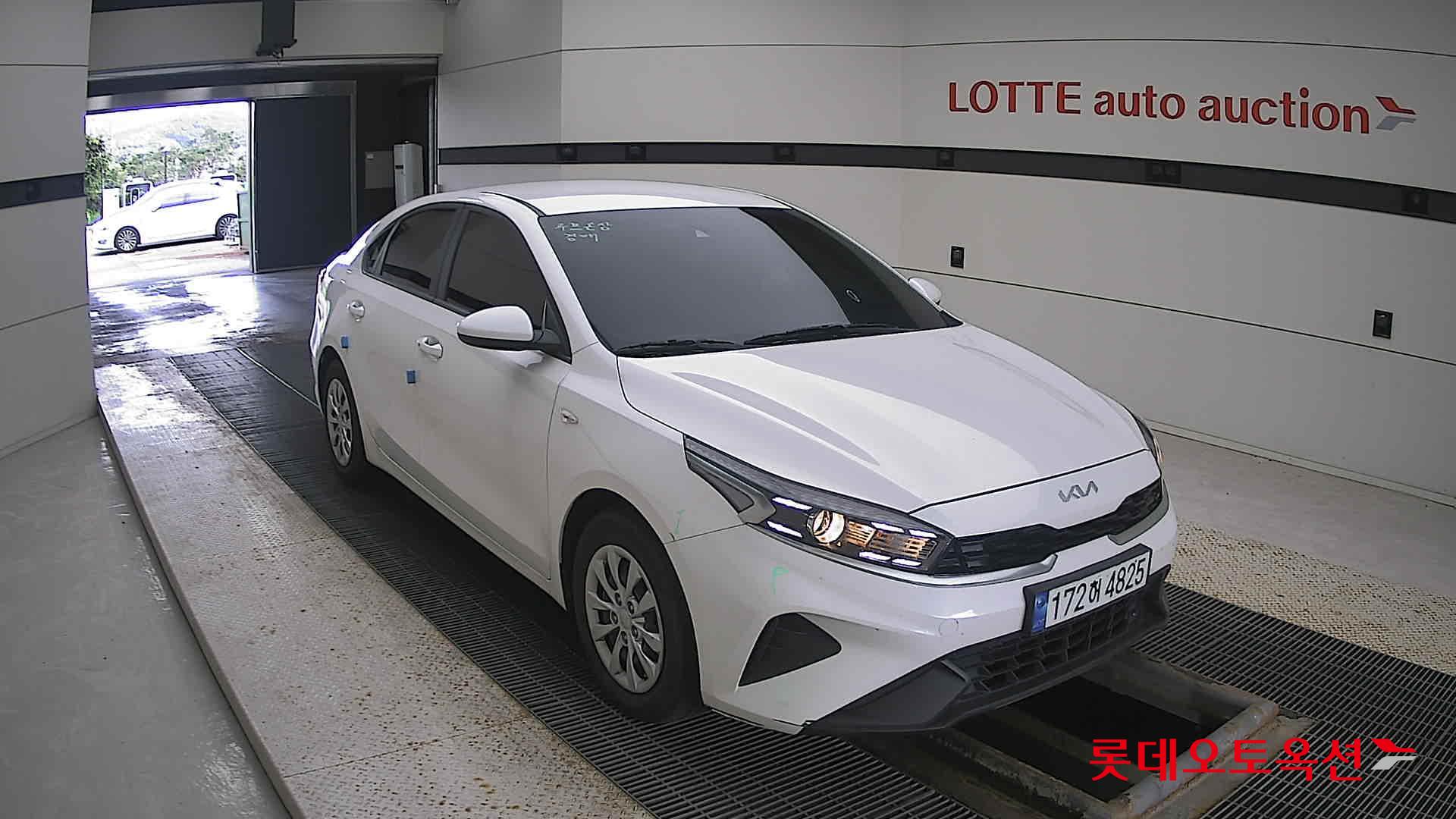 Kia K3 2023 Snow White Pearl из Кореи, фото 2