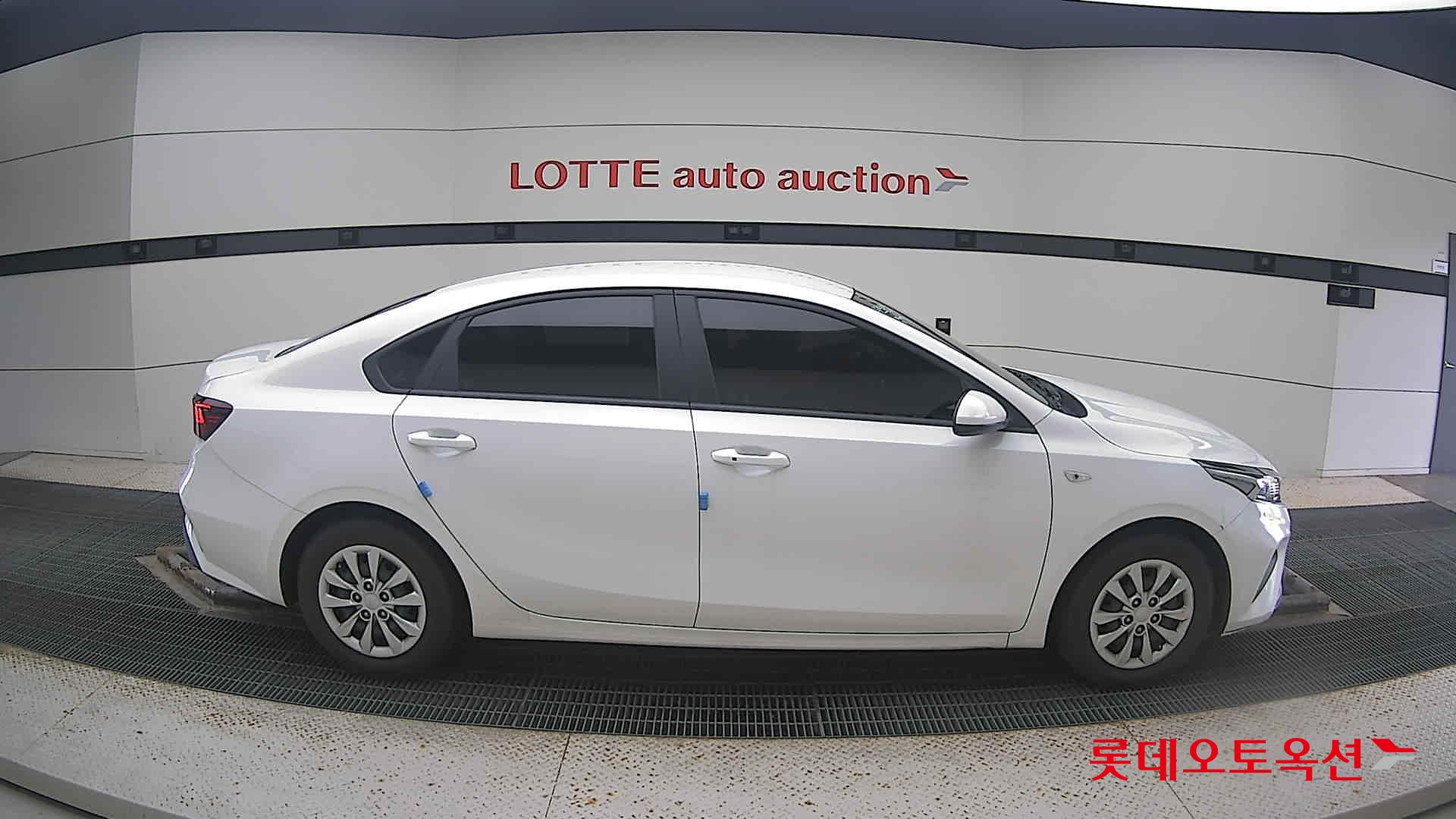 Kia K3 2023 Snow White Pearl из Кореи, фото 3