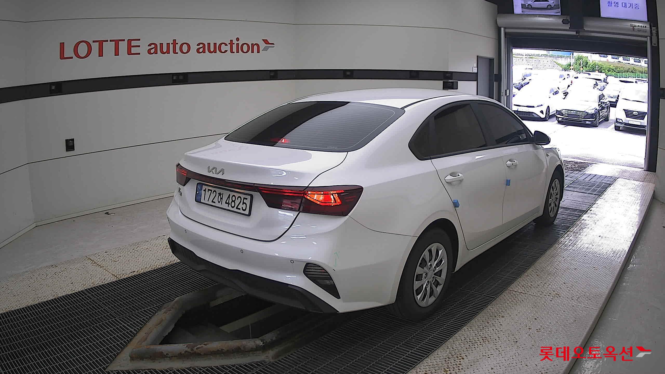 Kia K3 2023 Snow White Pearl из Кореи, фото 4