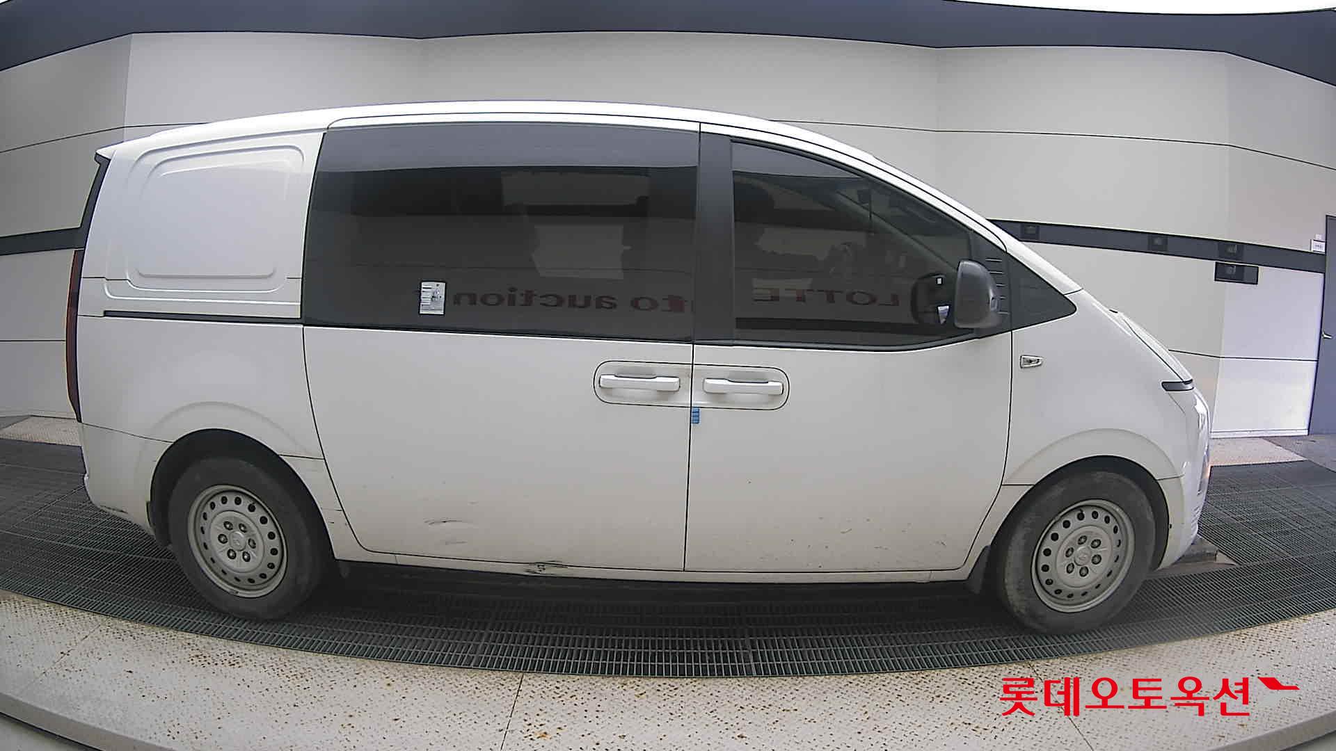 Hyundai Staria 2023 Белый из Кореи, фото 3