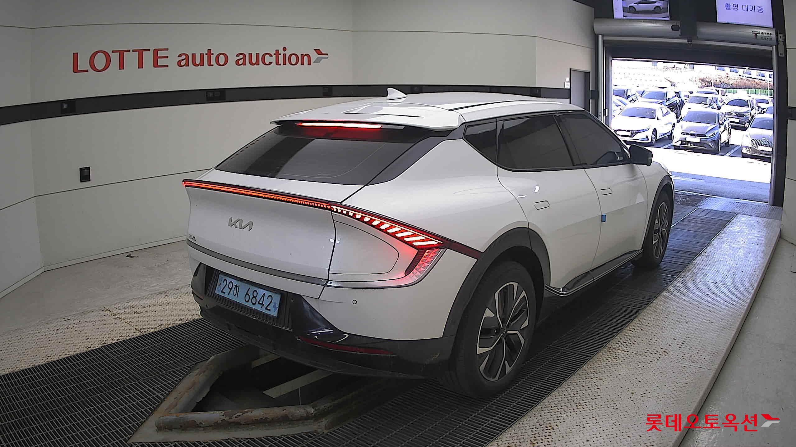 Kia EV6 2022 Snow White Pearl из Кореи, фото 4