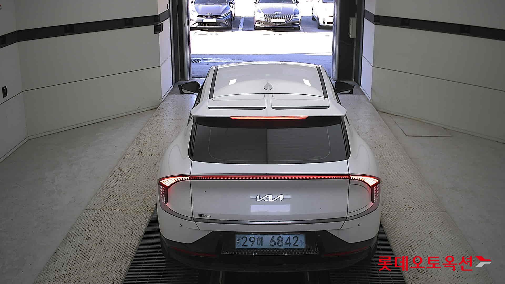 Kia EV6 2022 Snow White Pearl из Кореи, фото 5