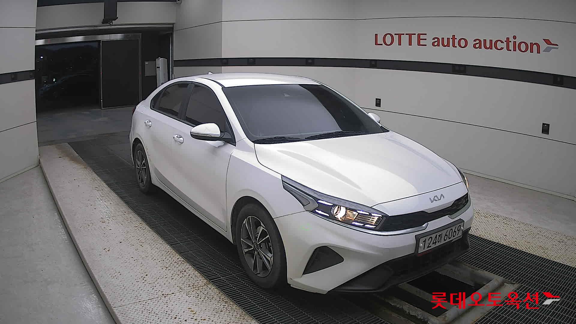 Kia K3 2022 Snow White Pearl из Кореи, фото 2