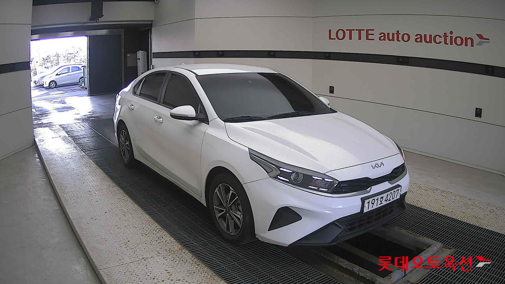 Kia K3 2022 Snow White Pearl из Кореи, фото 2