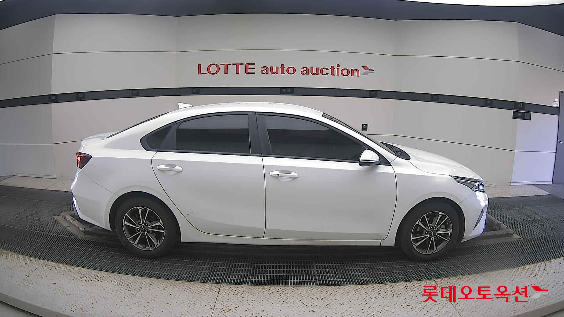 Kia K3 2022 Snow White Pearl из Кореи, фото 3