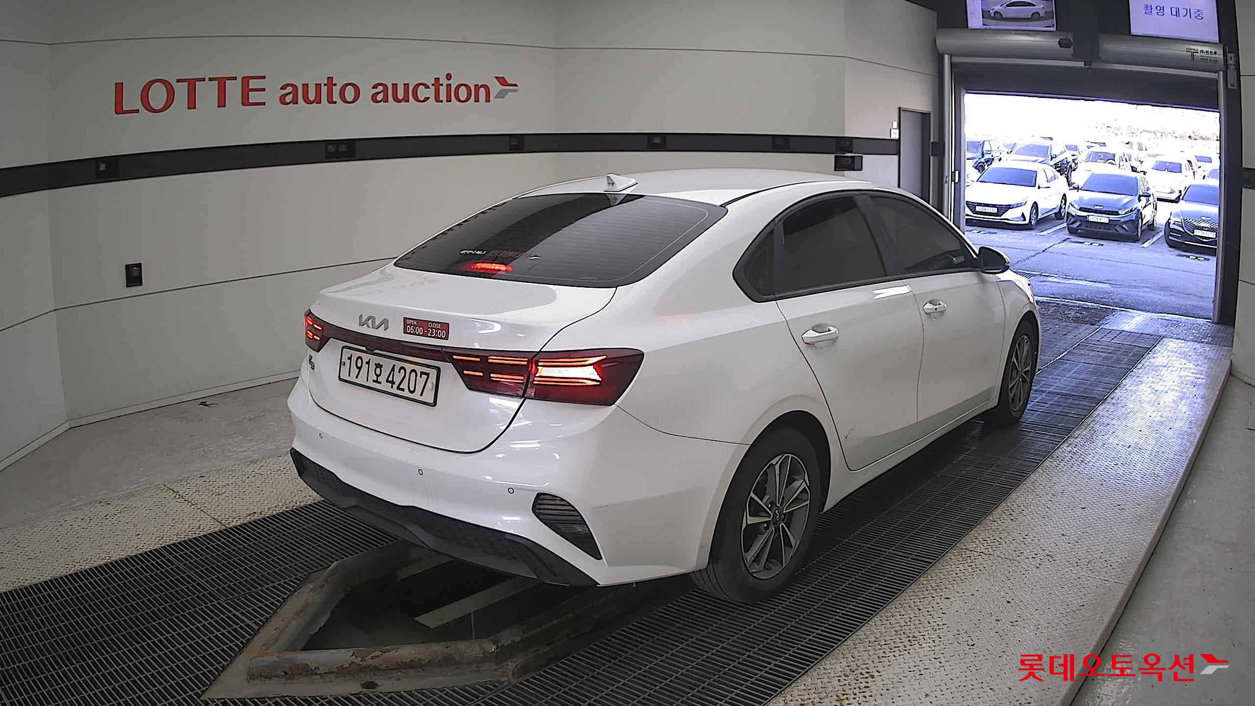 Kia K3 2022 Snow White Pearl из Кореи, фото 4