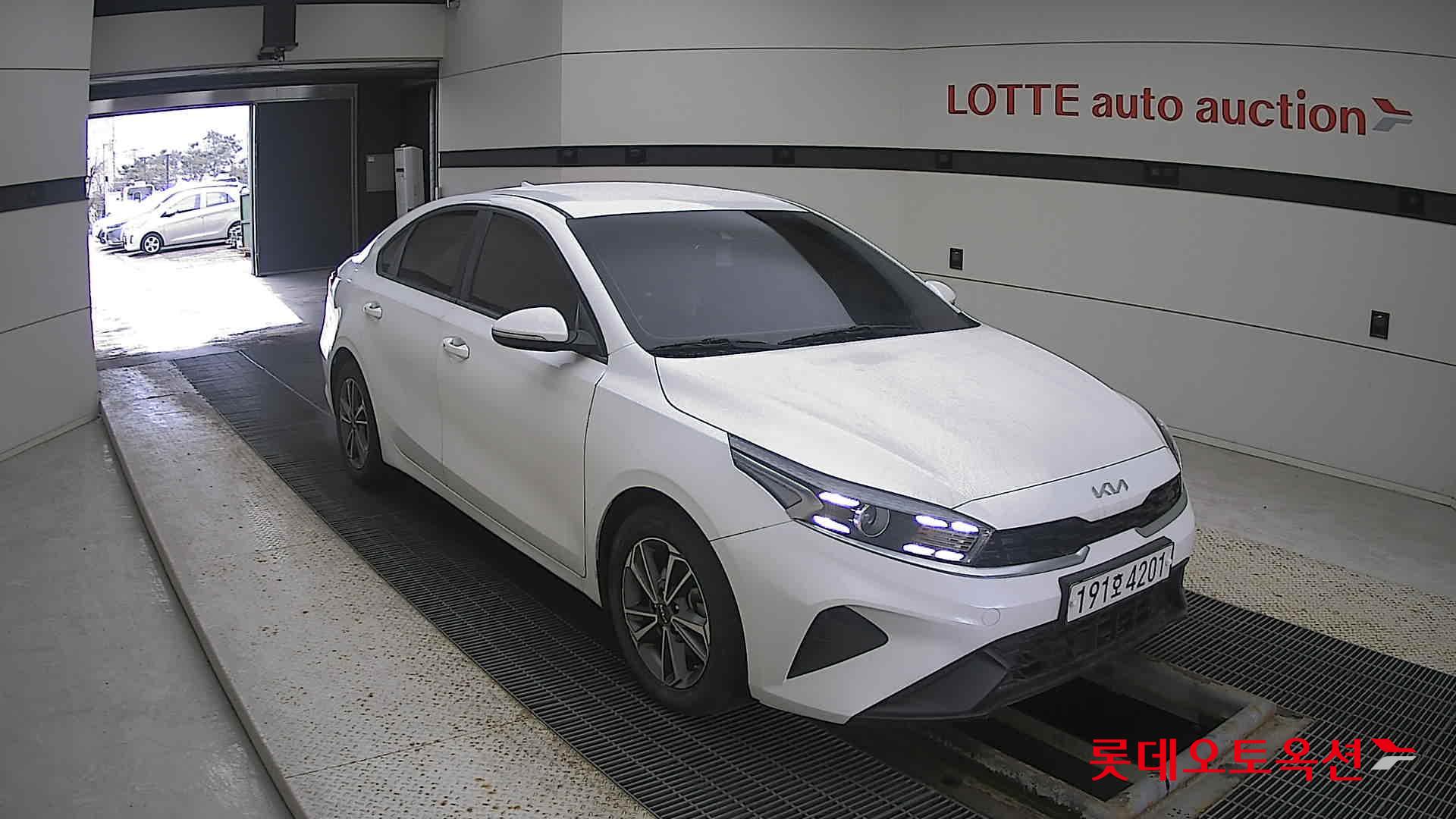 Kia K3 2022 Snow White Pearl из Кореи, фото 2