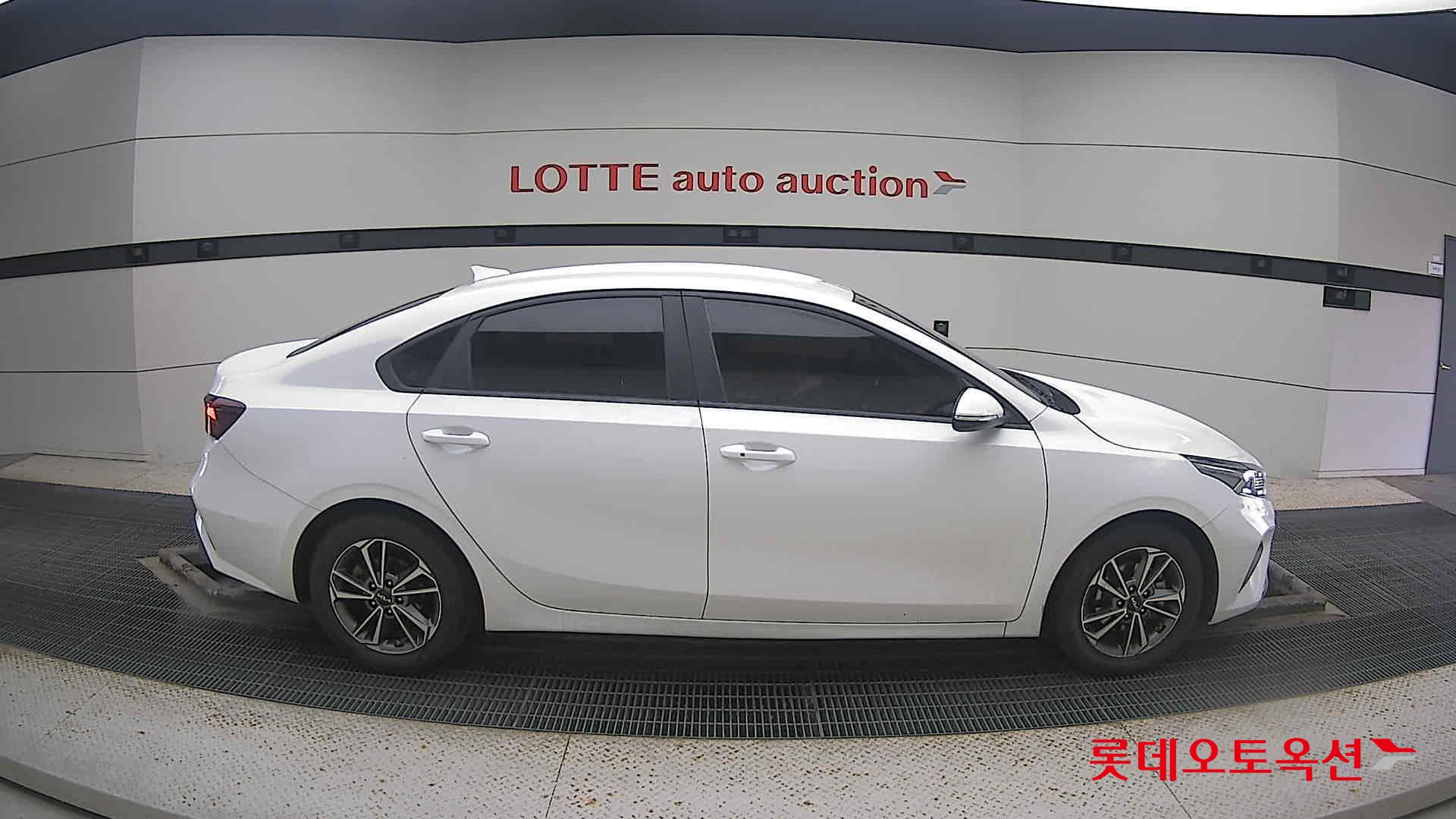 Kia K3 2022 Snow White Pearl из Кореи, фото 3