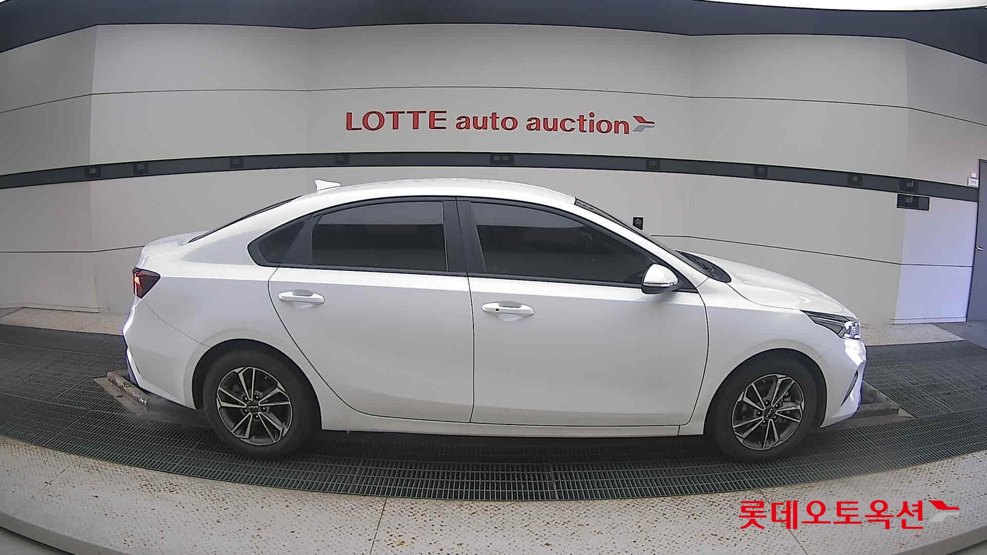 Kia K3 2022 Snow White Pearl из Кореи, фото 3