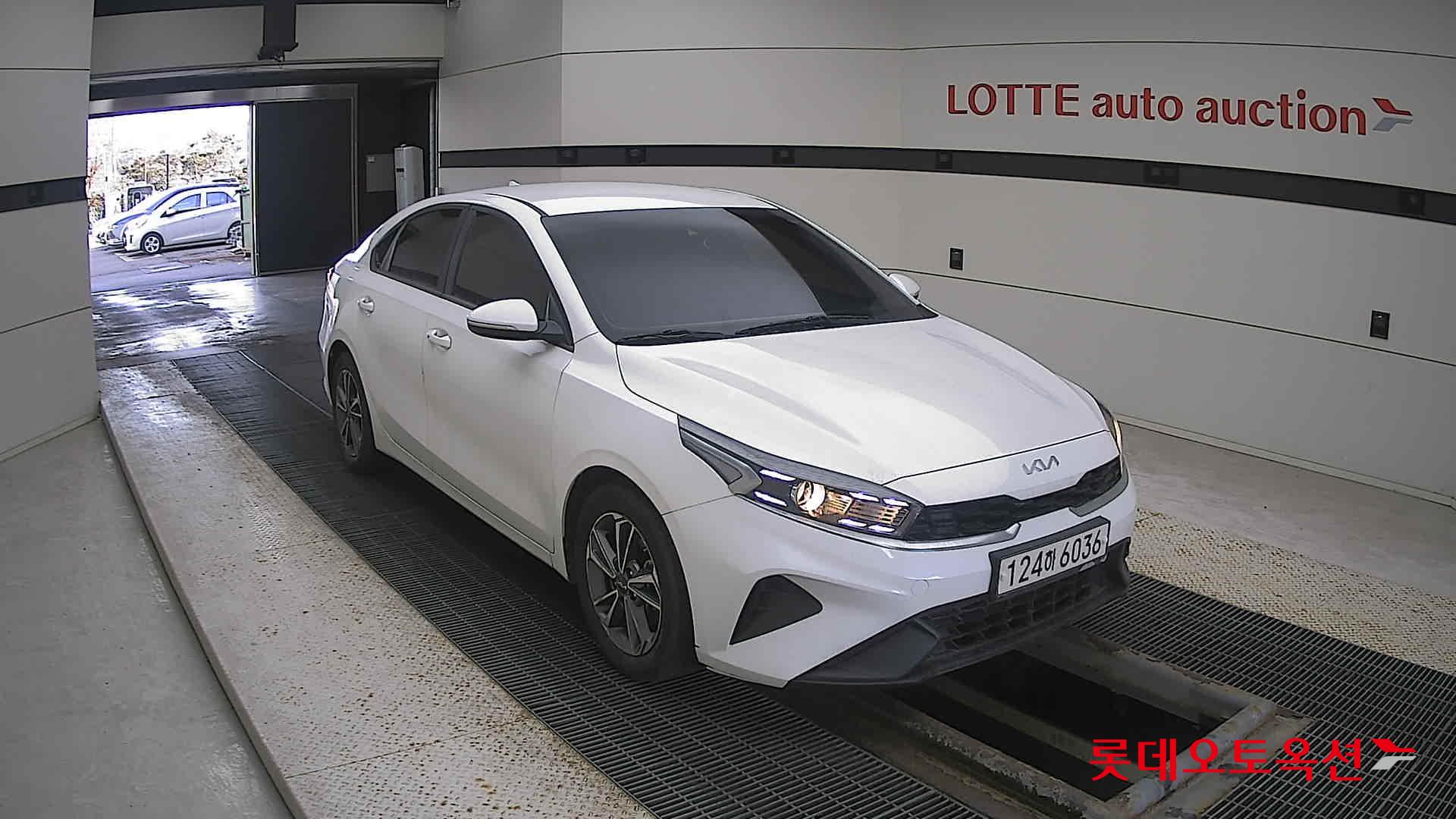 Kia K3 2022 Snow White Pearl из Кореи, фото 2