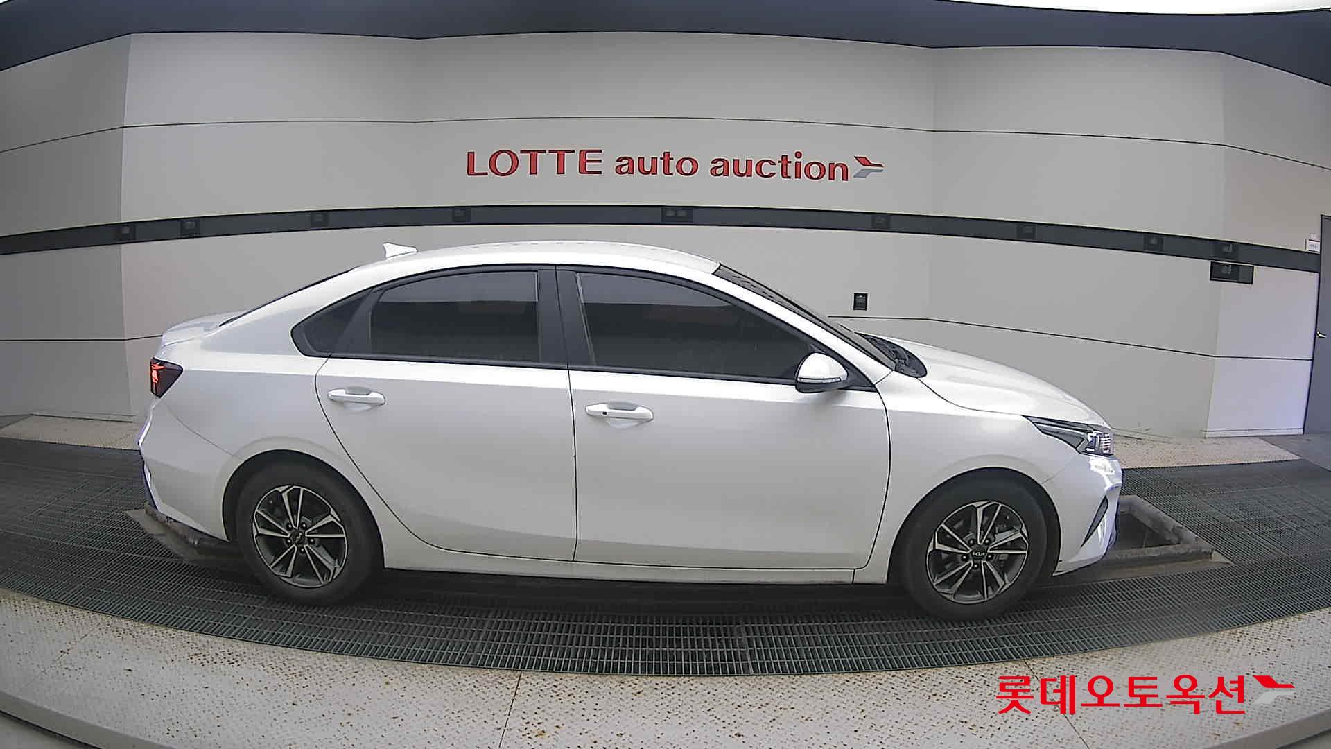 Kia K3 2022 Snow White Pearl из Кореи, фото 3