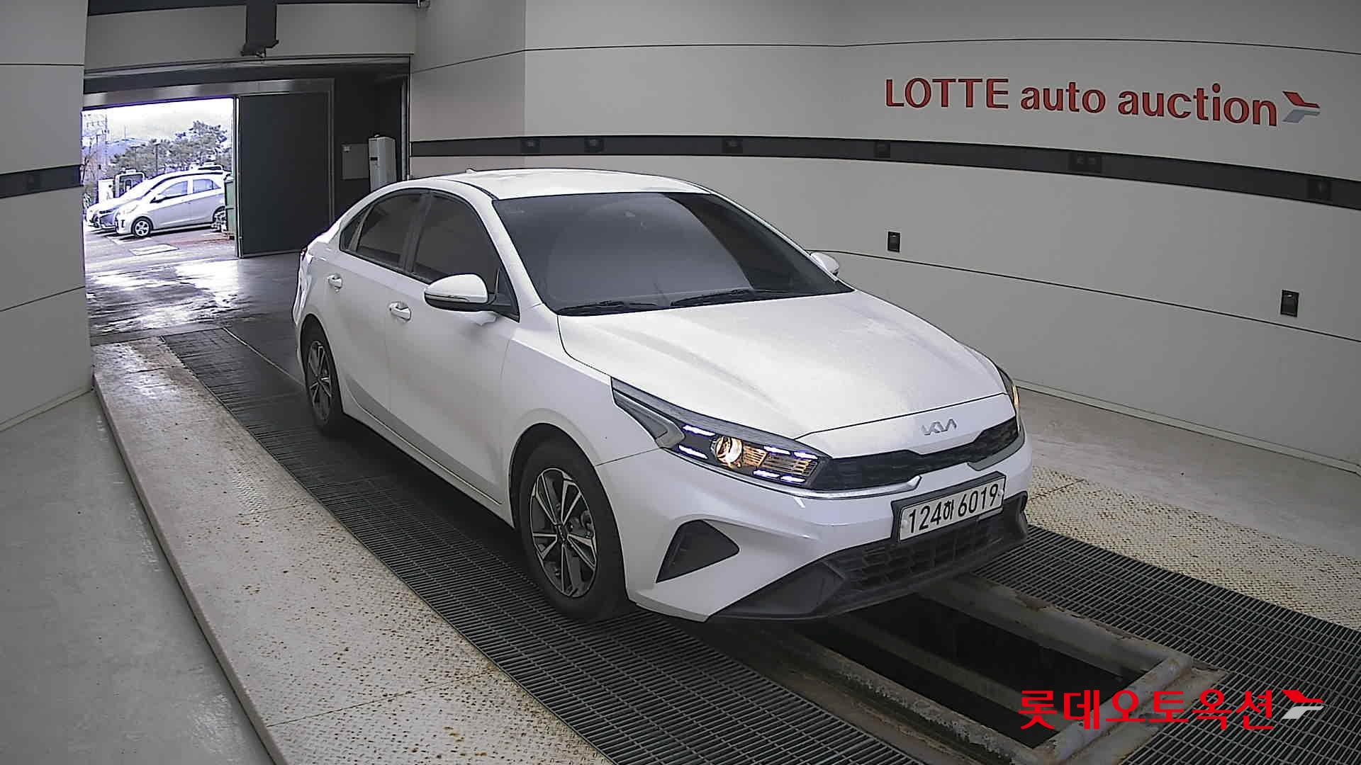 Kia K3 2022 Snow White Pearl из Кореи, фото 2