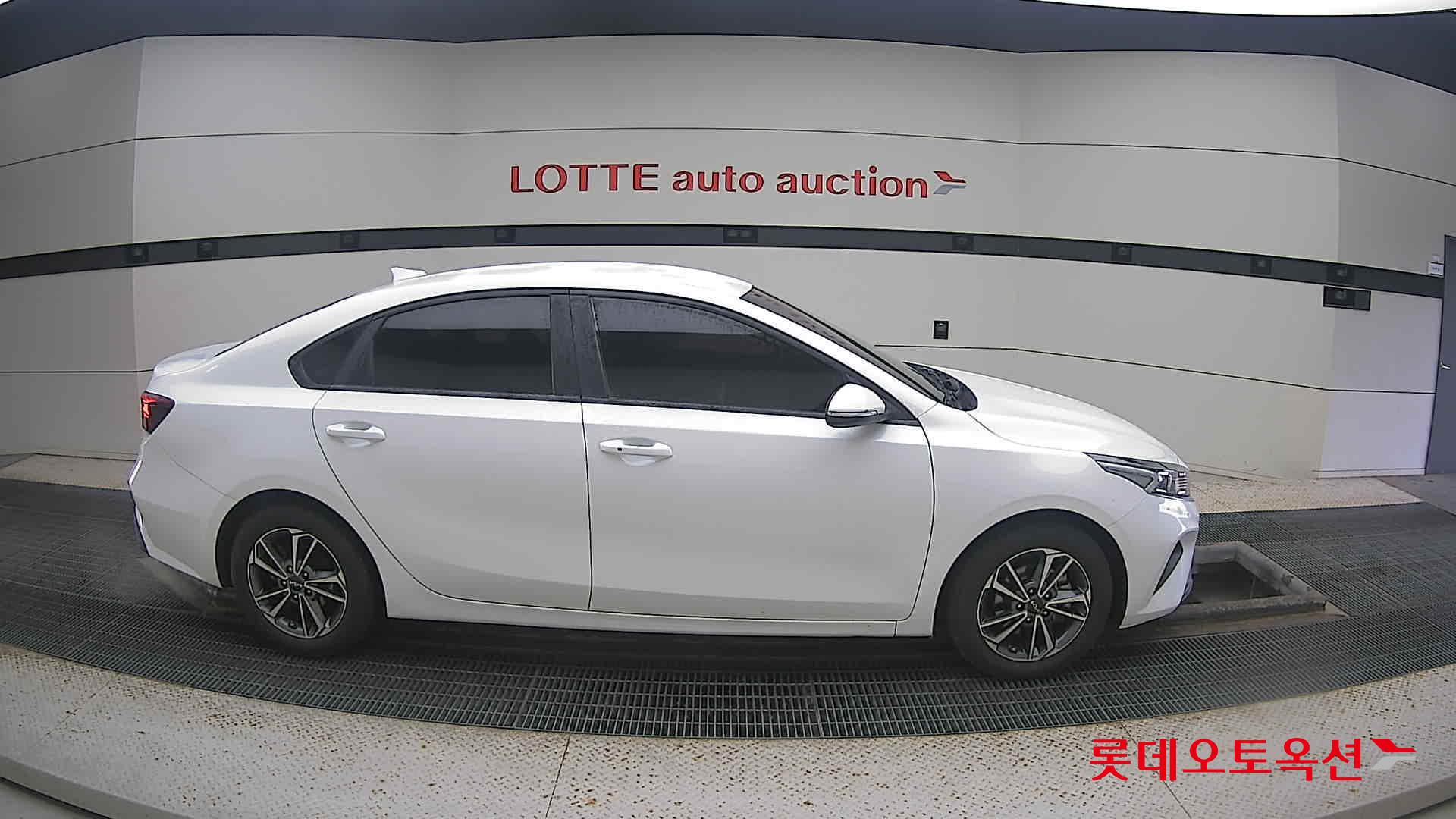 Kia K3 2022 Snow White Pearl из Кореи, фото 3