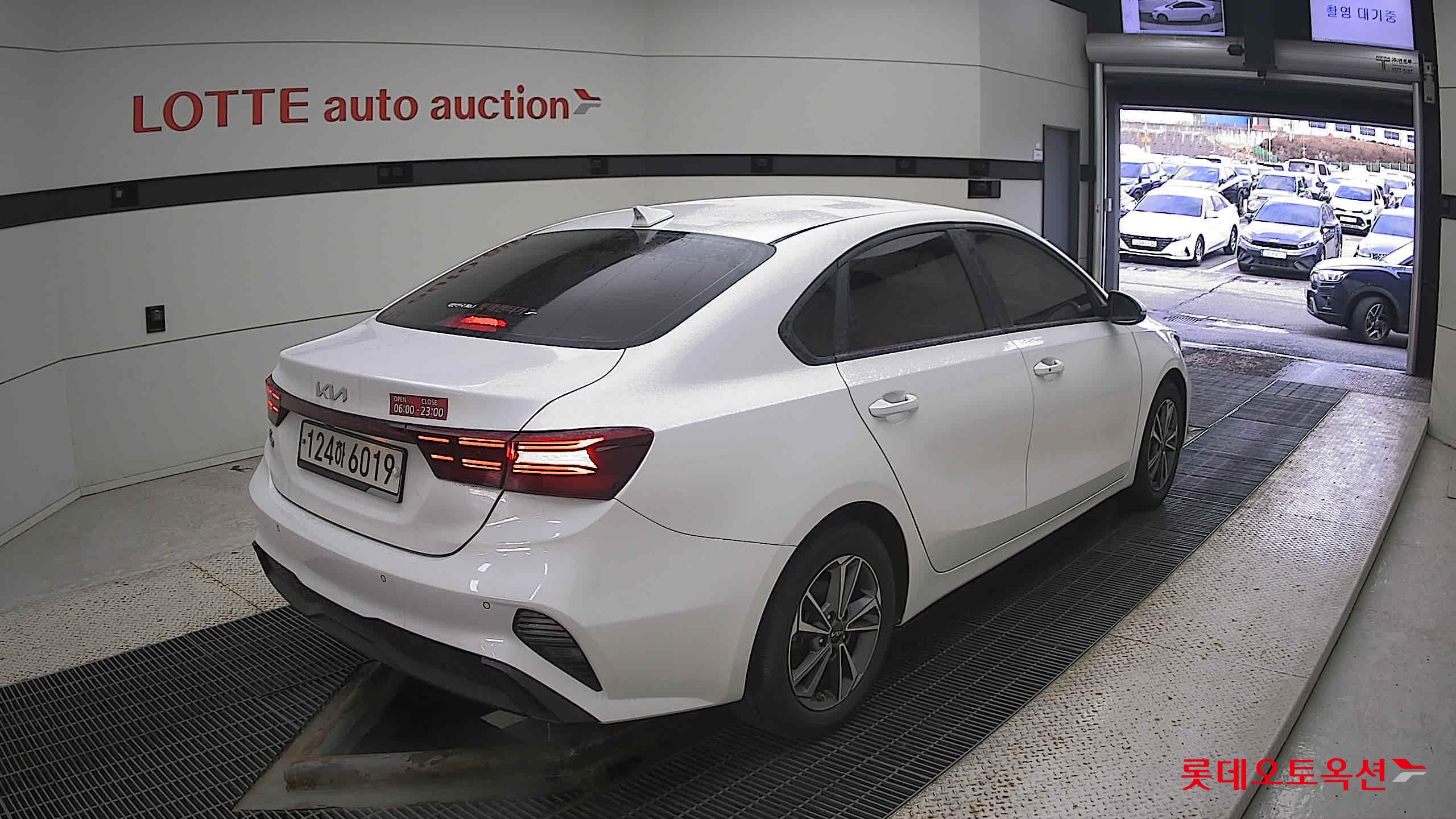 Kia K3 2022 Snow White Pearl из Кореи, фото 4