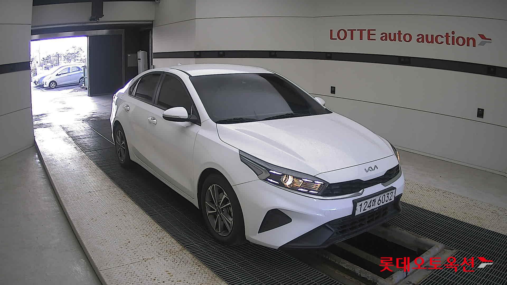 Kia K3 2022 Snow White Pearl из Кореи, фото 2