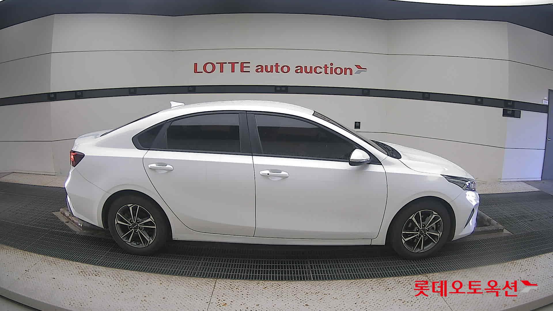 Kia K3 2022 Snow White Pearl из Кореи, фото 3