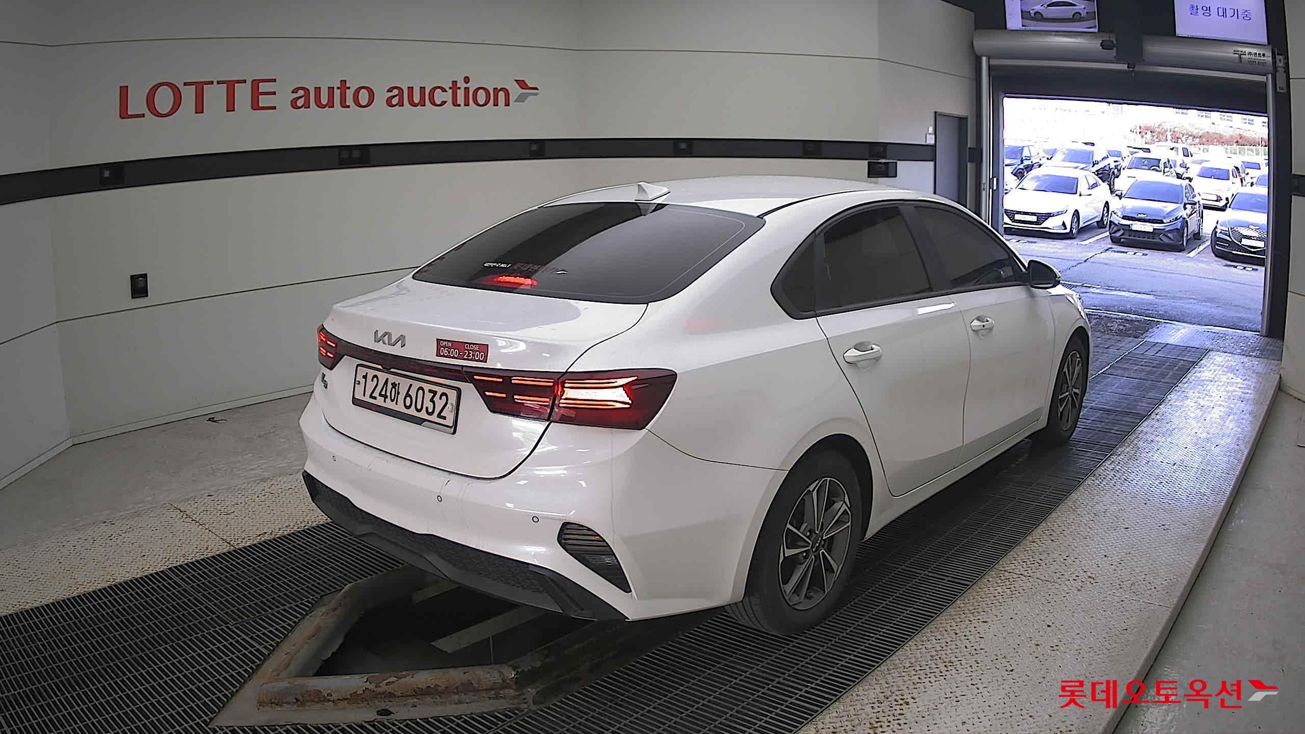 Kia K3 2022 Snow White Pearl из Кореи, фото 4