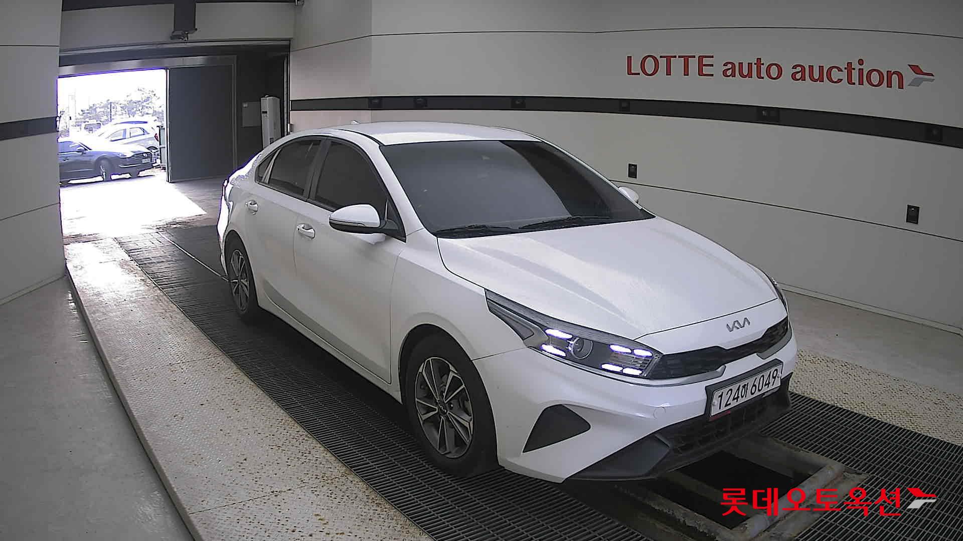 Kia K3 2022 Snow White Pearl из Кореи, фото 2