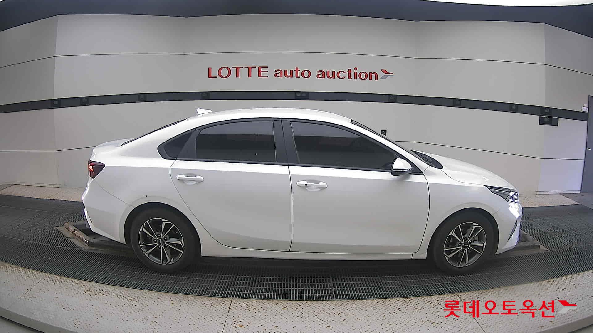 Kia K3 2022 Snow White Pearl из Кореи, фото 3