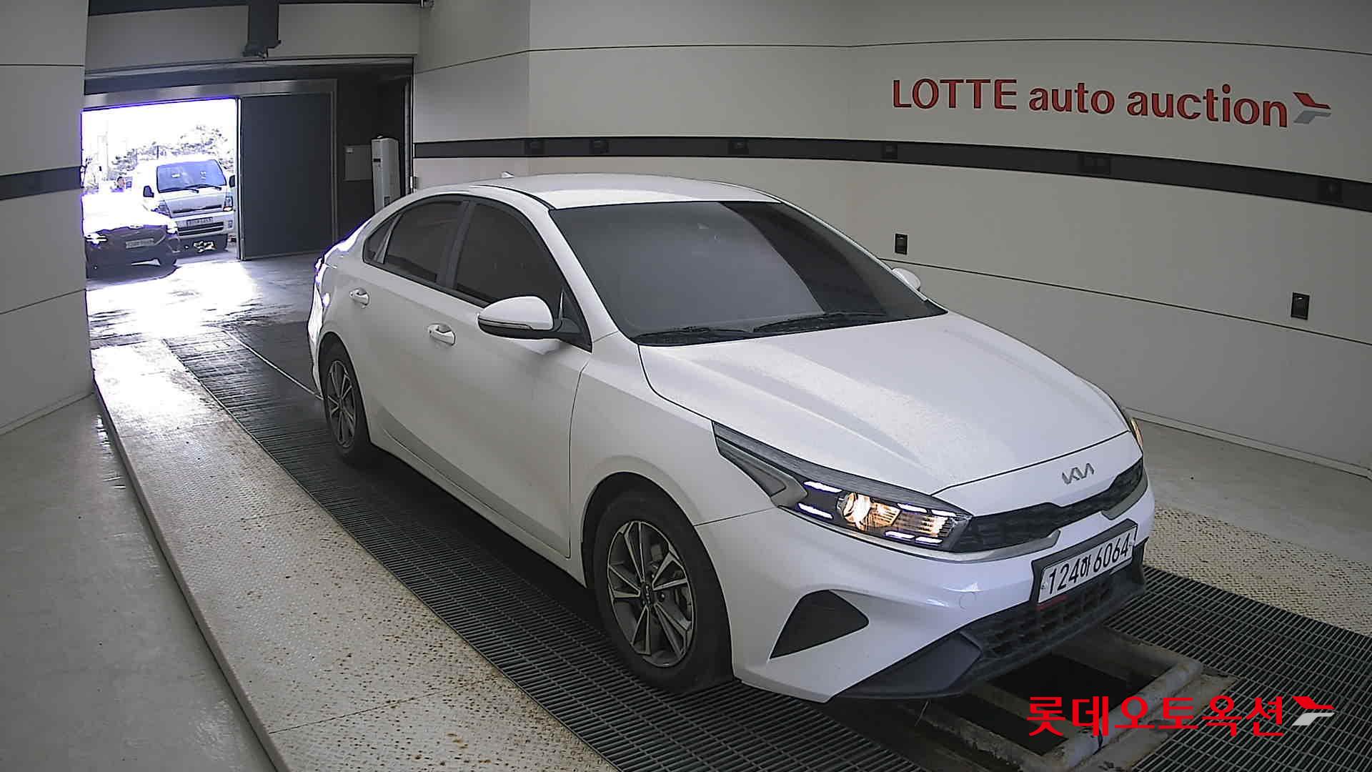 Kia K3 2022 Snow White Pearl из Кореи, фото 2