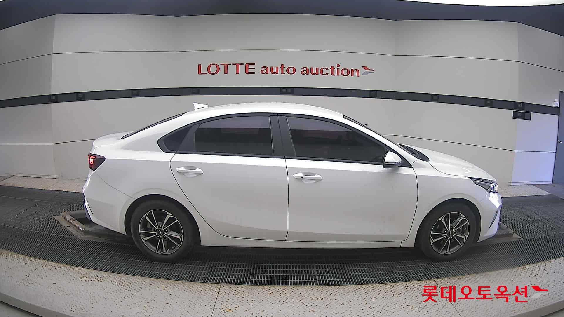 Kia K3 2022 Snow White Pearl из Кореи, фото 3