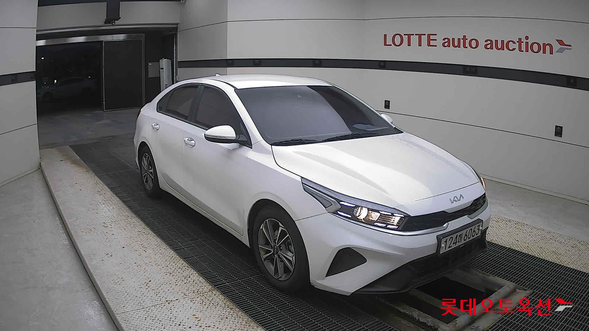 Kia K3 2022 Snow White Pearl из Кореи, фото 2