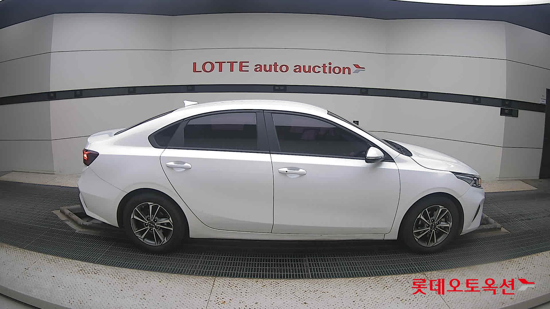 Kia K3 2022 Snow White Pearl из Кореи, фото 3