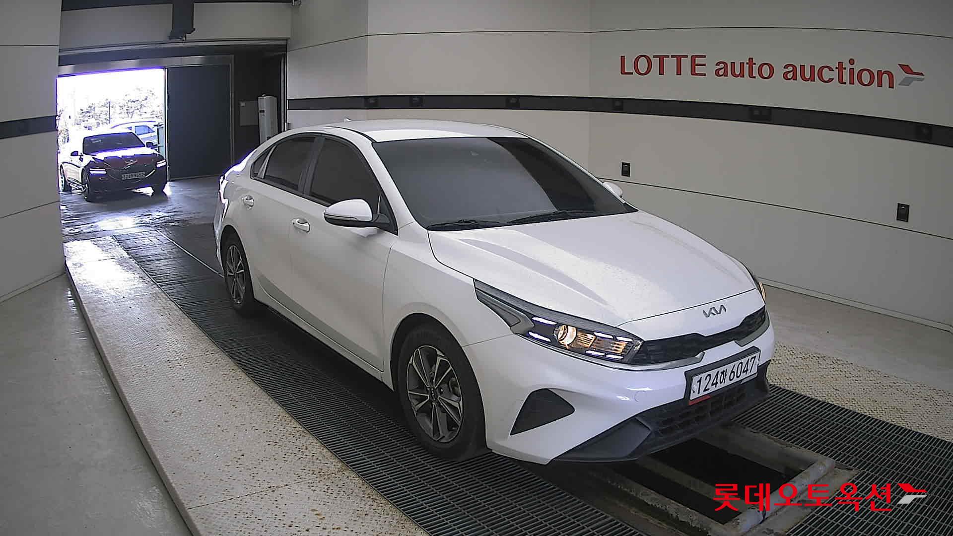 Kia K3 2022 Snow White Pearl из Кореи, фото 2