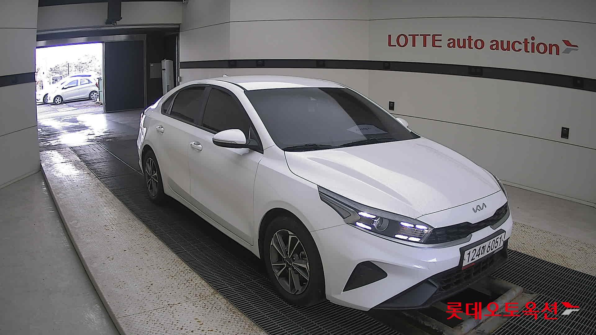 Kia K3 2022 Snow White Pearl из Кореи, фото 2