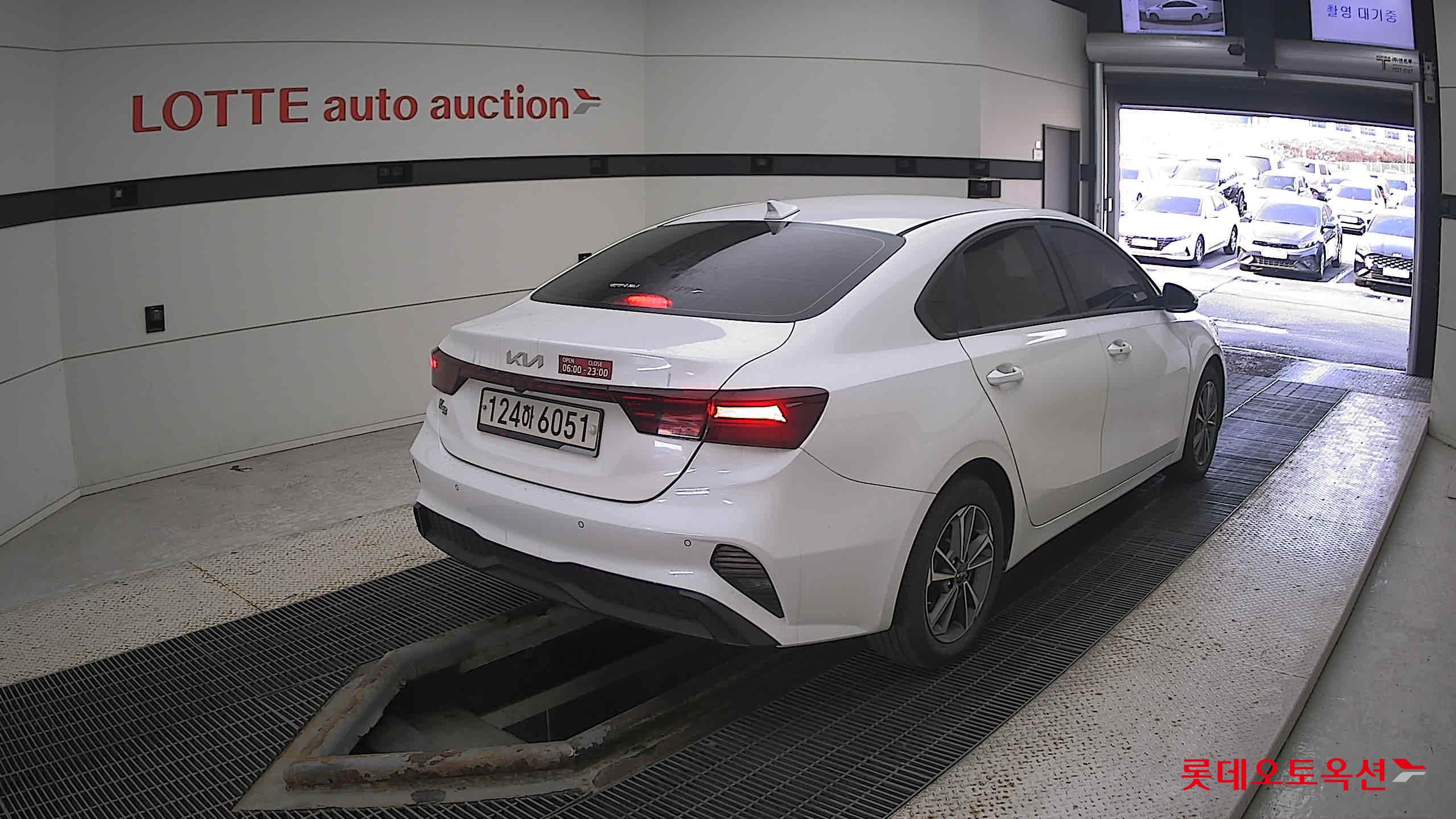 Kia K3 2022 Snow White Pearl из Кореи, фото 4