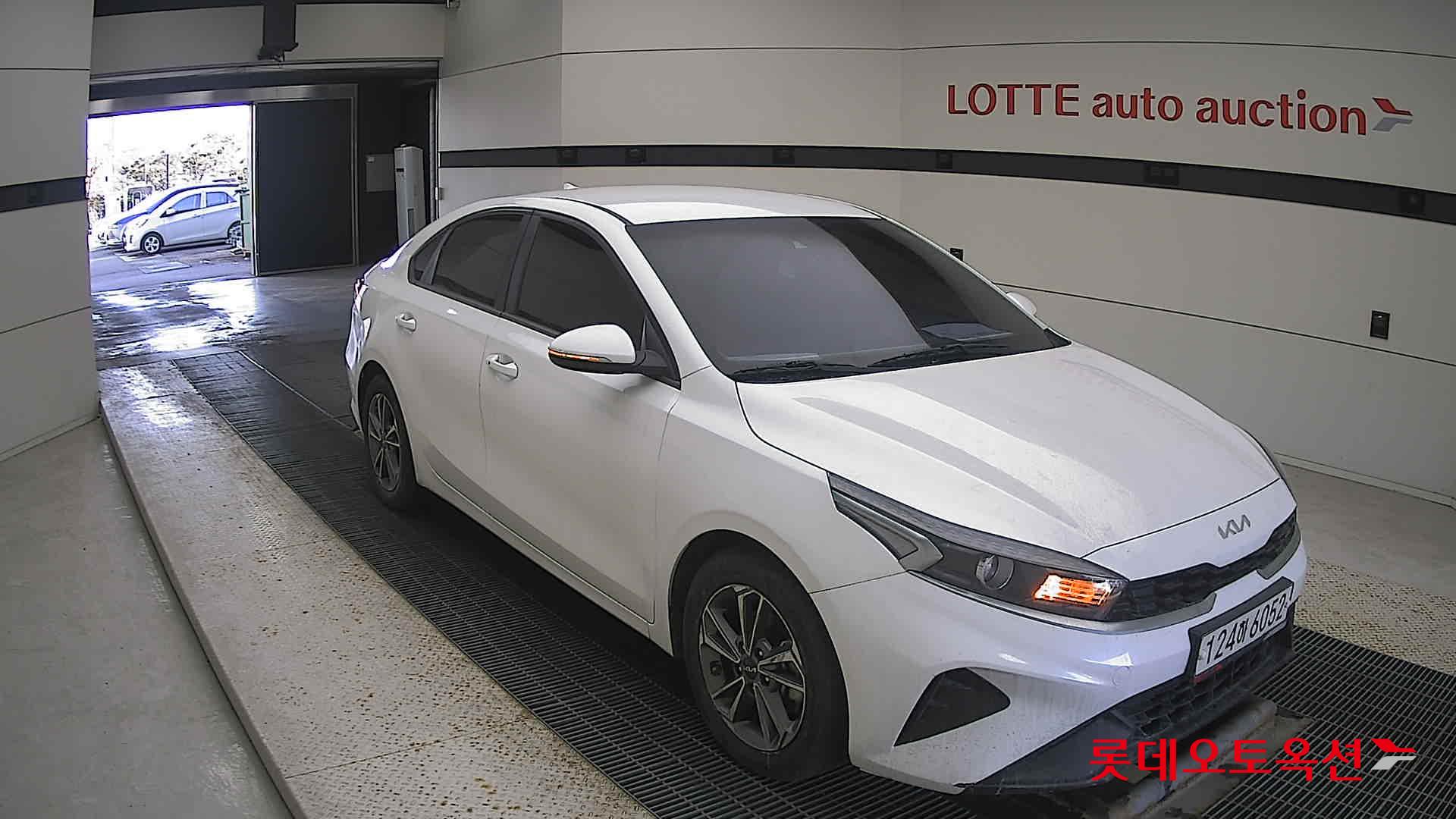 Kia K3 2022 Snow White Pearl из Кореи, фото 2