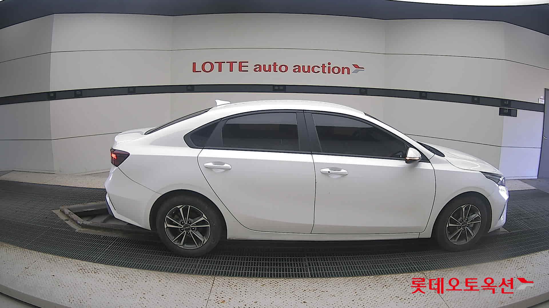 Kia K3 2022 Snow White Pearl из Кореи, фото 3