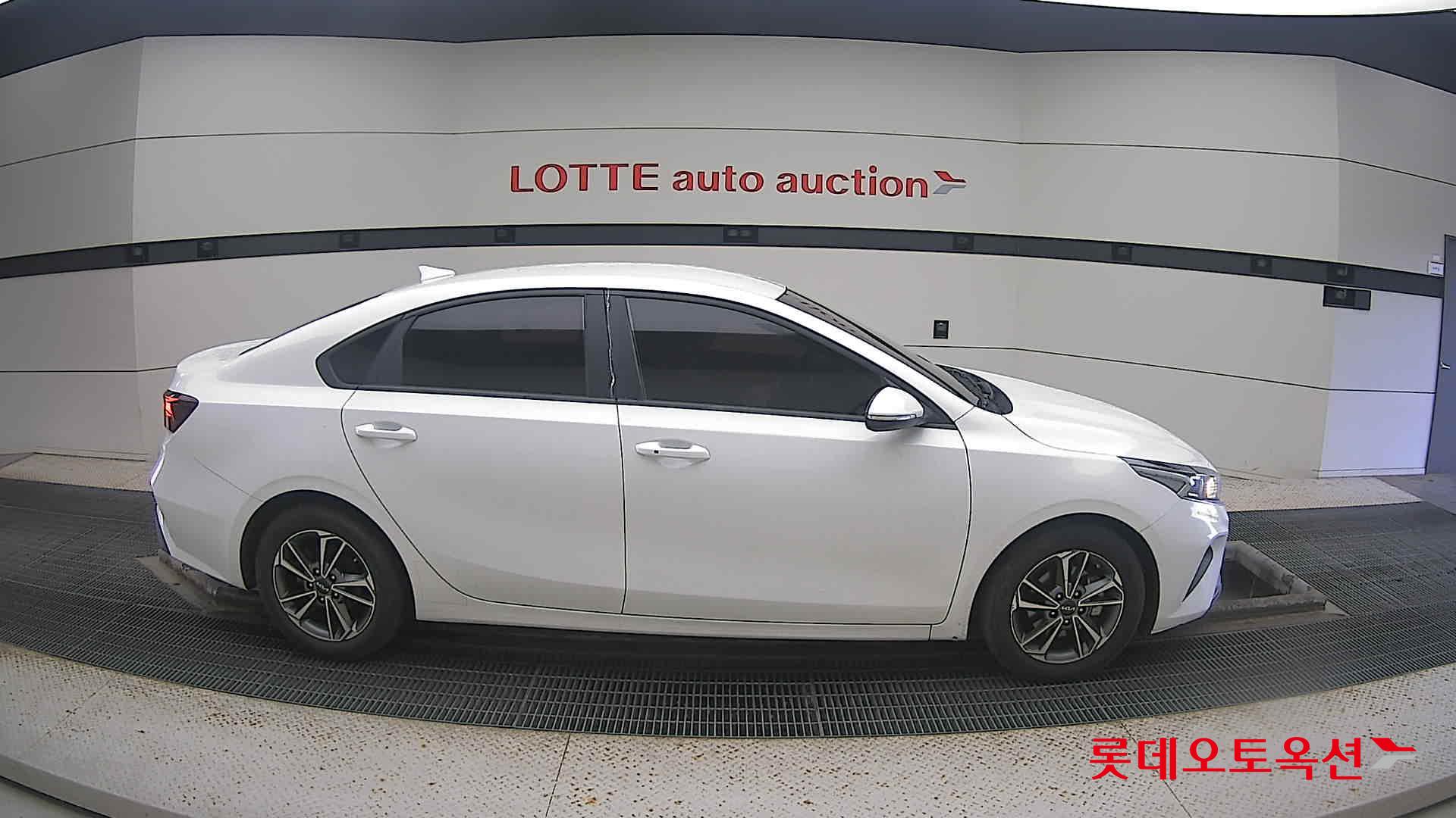 Kia K3 2022 Snow White Pearl из Кореи, фото 3