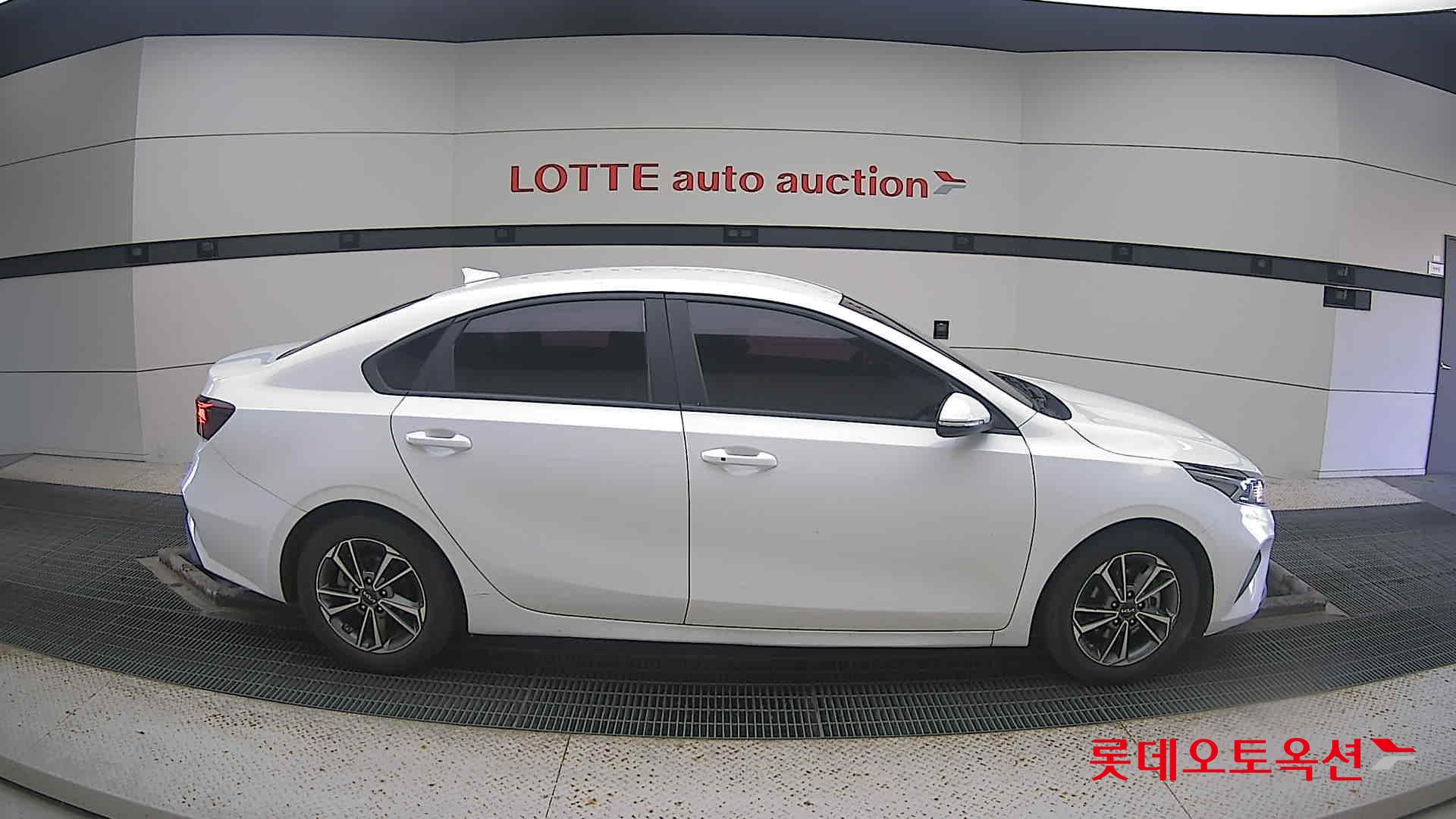 Kia K3 2022 Snow White Pearl из Кореи, фото 3