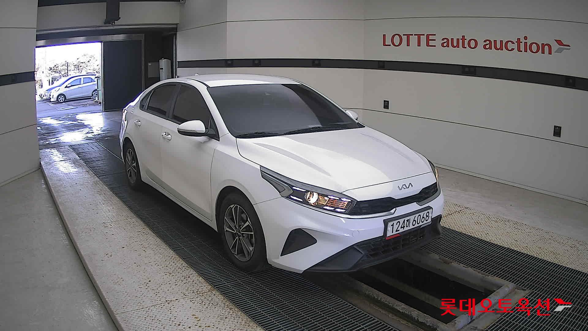 Kia K3 2022 Snow White Pearl из Кореи, фото 2