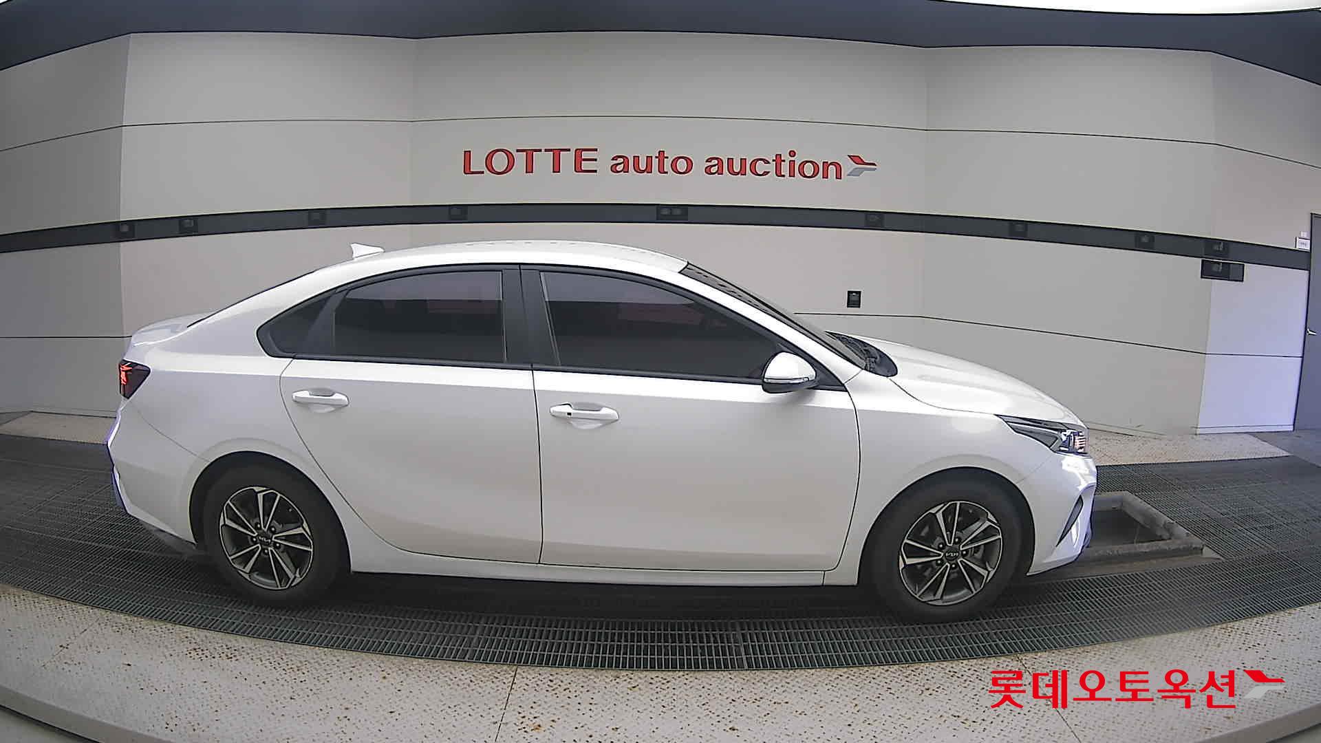 Kia K3 2022 Snow White Pearl из Кореи, фото 3