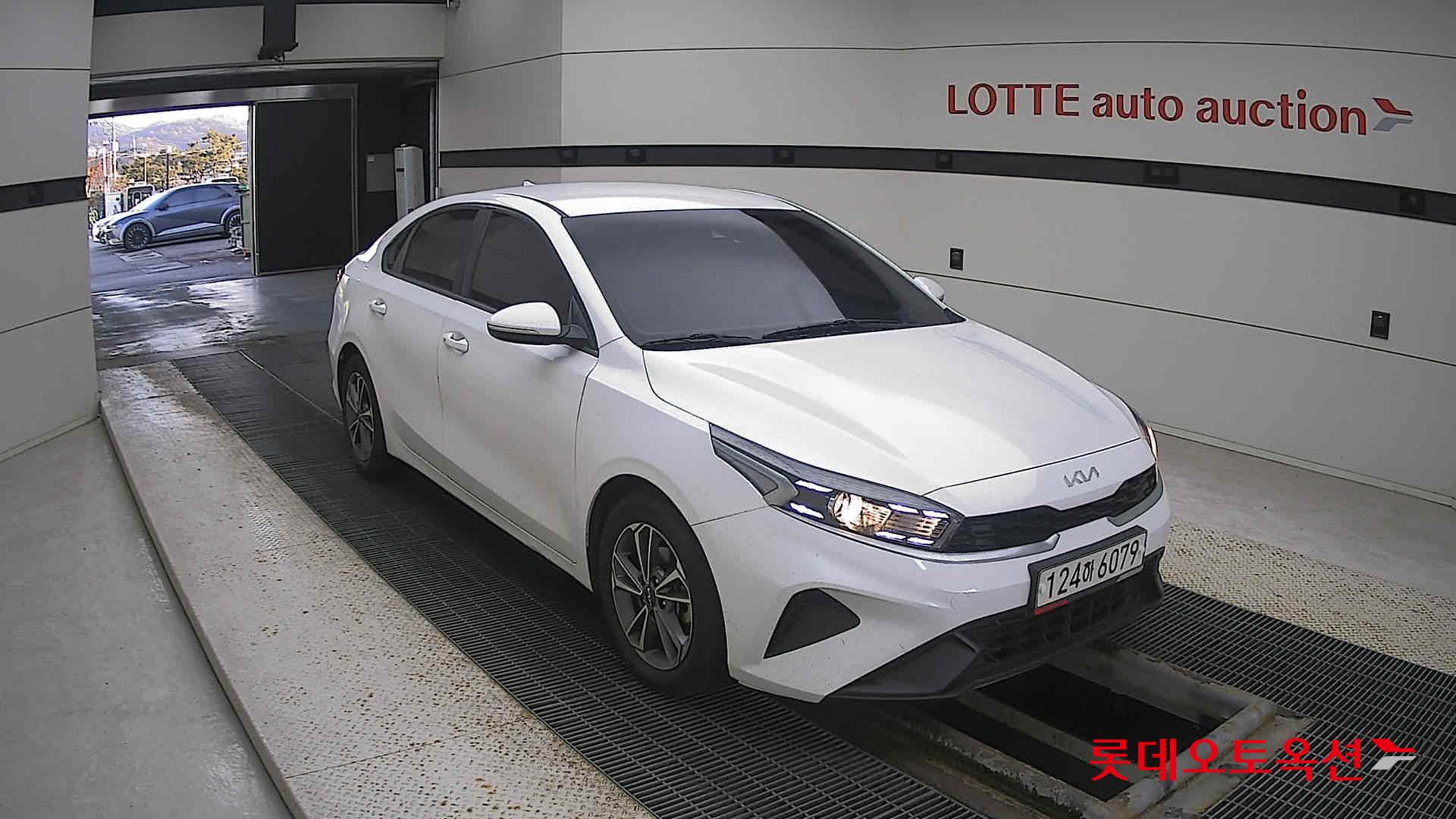 Kia K3 2022 Snow White Pearl из Кореи, фото 2