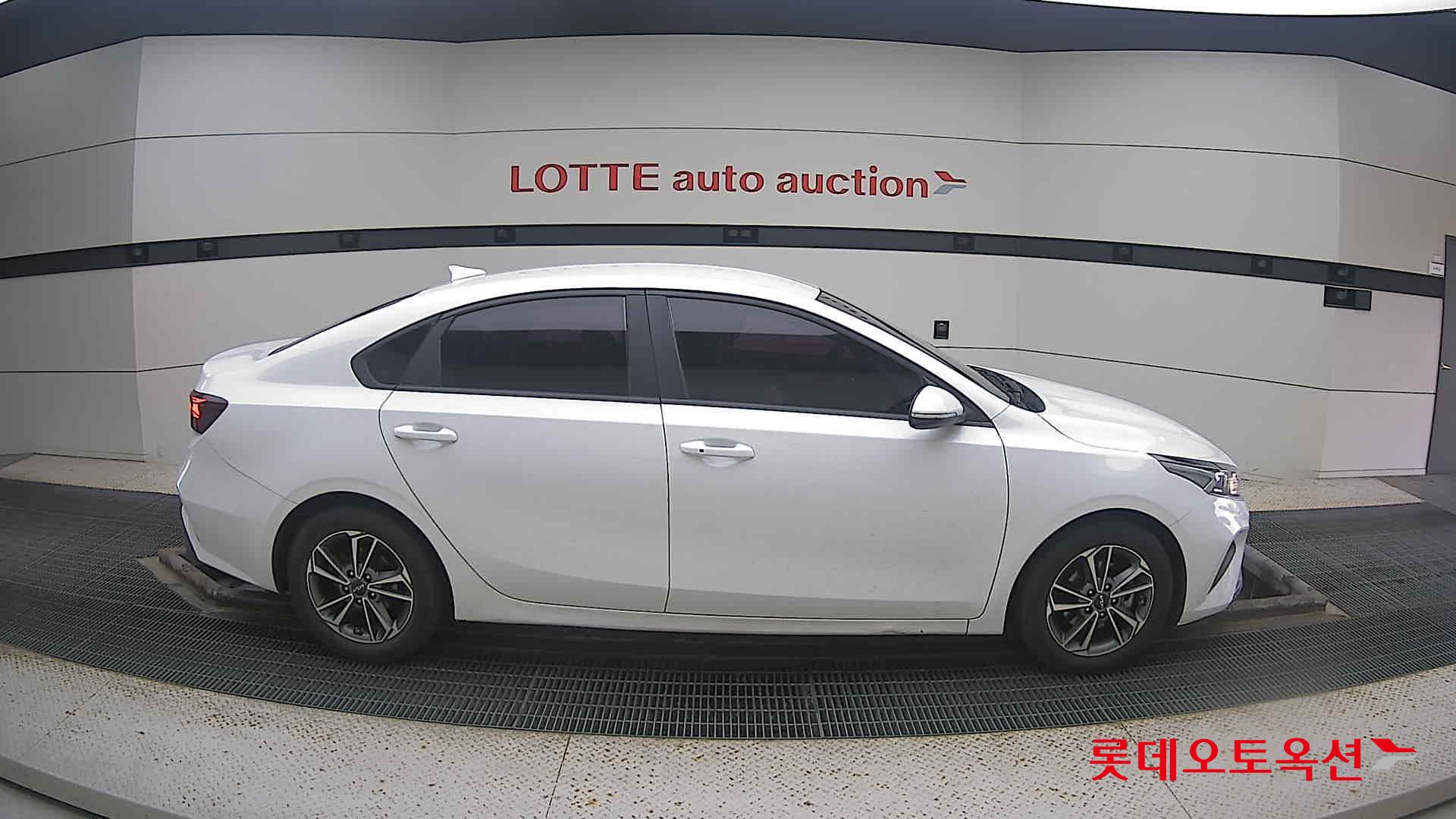 Kia K3 2022 Snow White Pearl из Кореи, фото 3