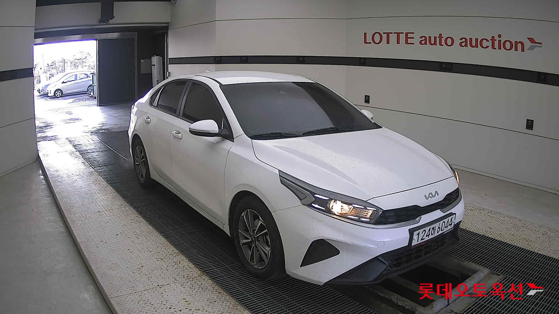 Kia K3 2022 Snow White Pearl из Кореи, фото 2