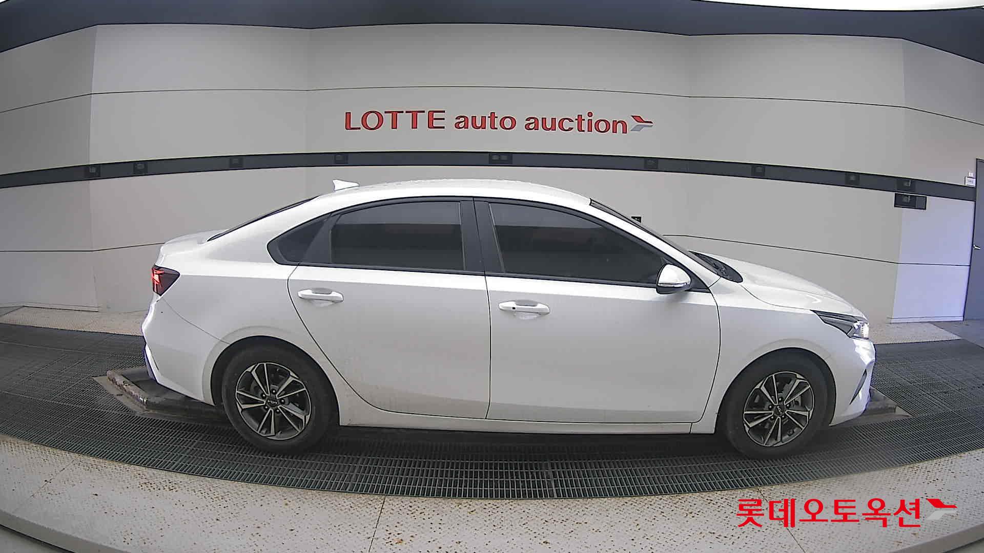 Kia K3 2022 Snow White Pearl из Кореи, фото 3