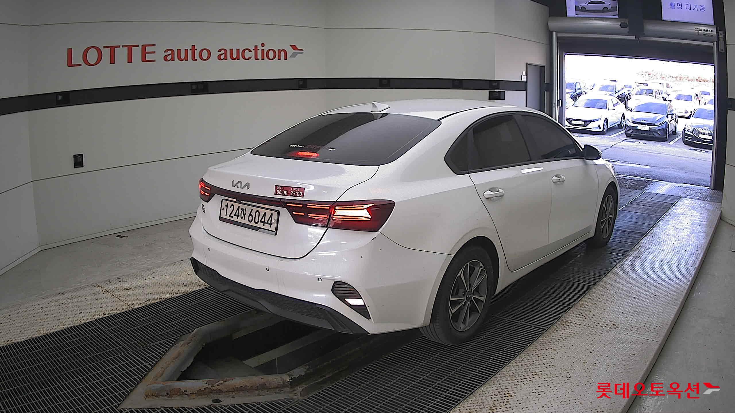 Kia K3 2022 Snow White Pearl из Кореи, фото 4