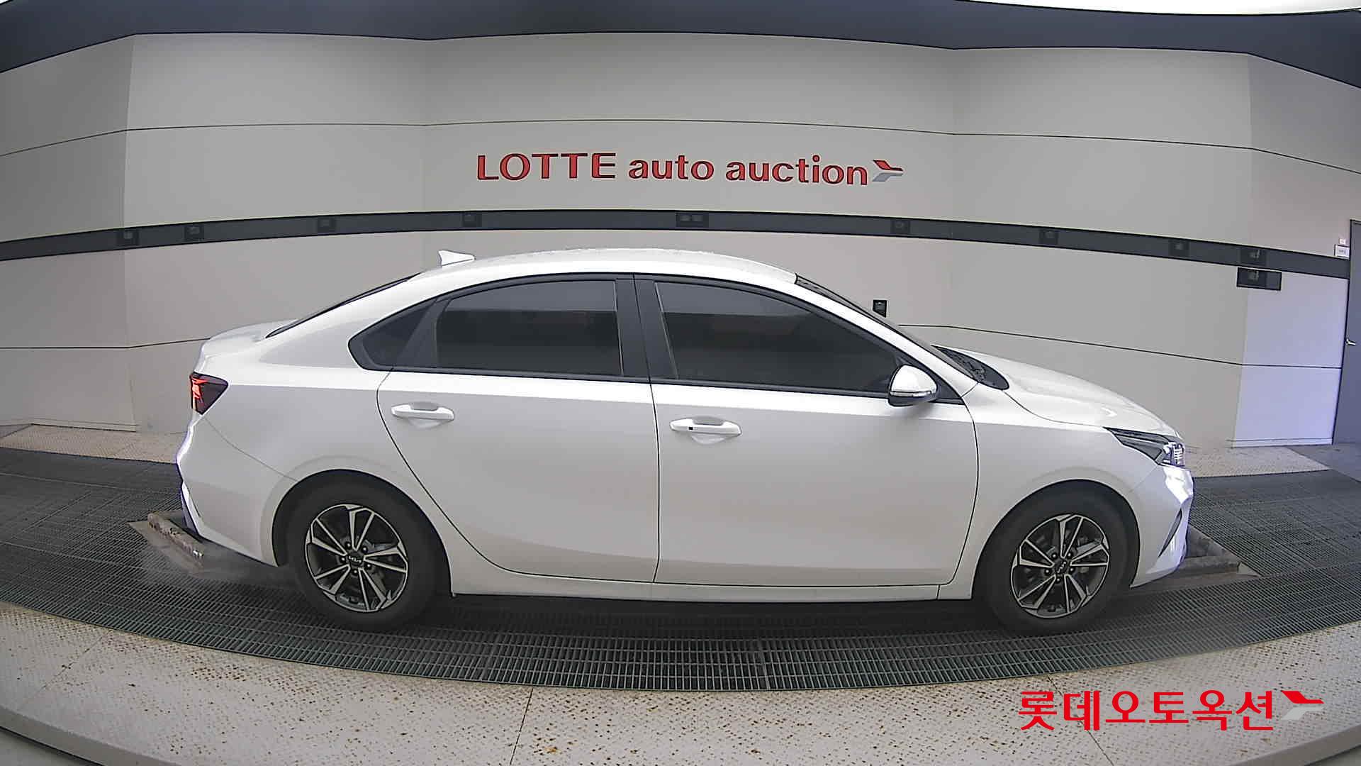 Kia K3 2022 Snow White Pearl из Кореи, фото 3