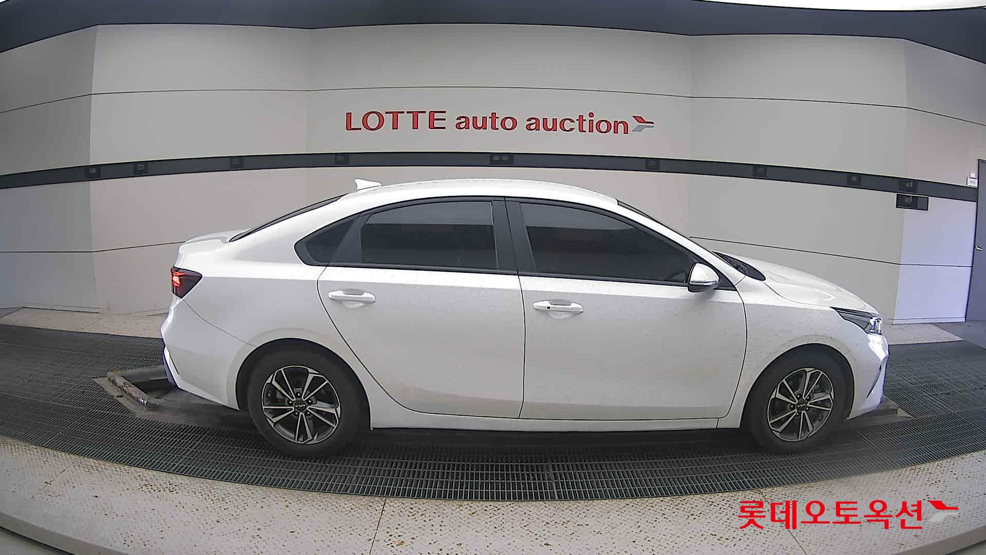 Kia K3 2022 Snow White Pearl из Кореи, фото 3