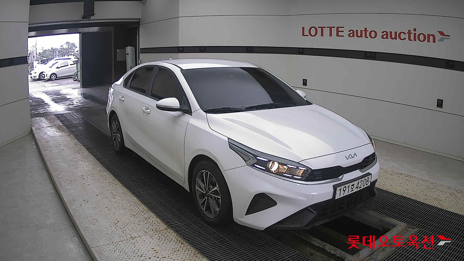 Kia K3 2022 Snow White Pearl из Кореи, фото 2