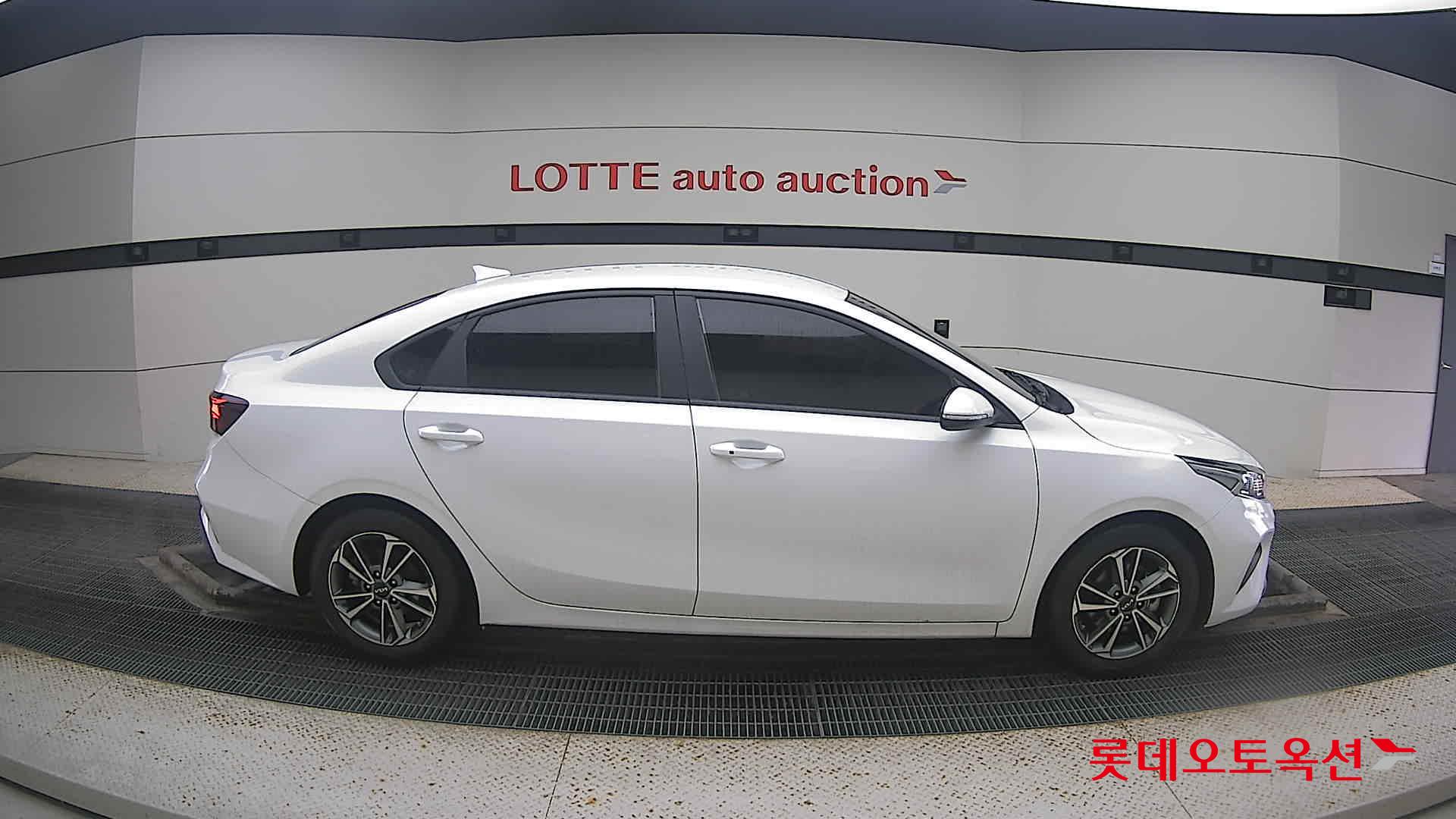 Kia K3 2022 Snow White Pearl из Кореи, фото 3