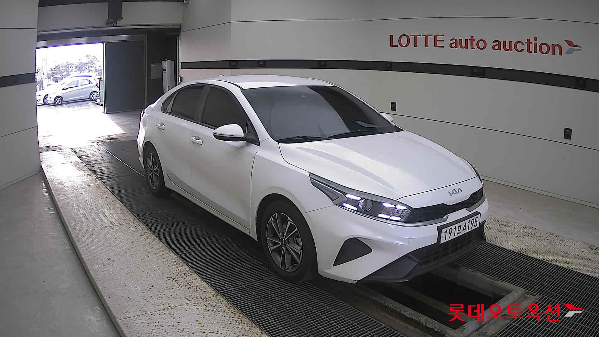 Kia K3 2022 Snow White Pearl из Кореи, фото 2