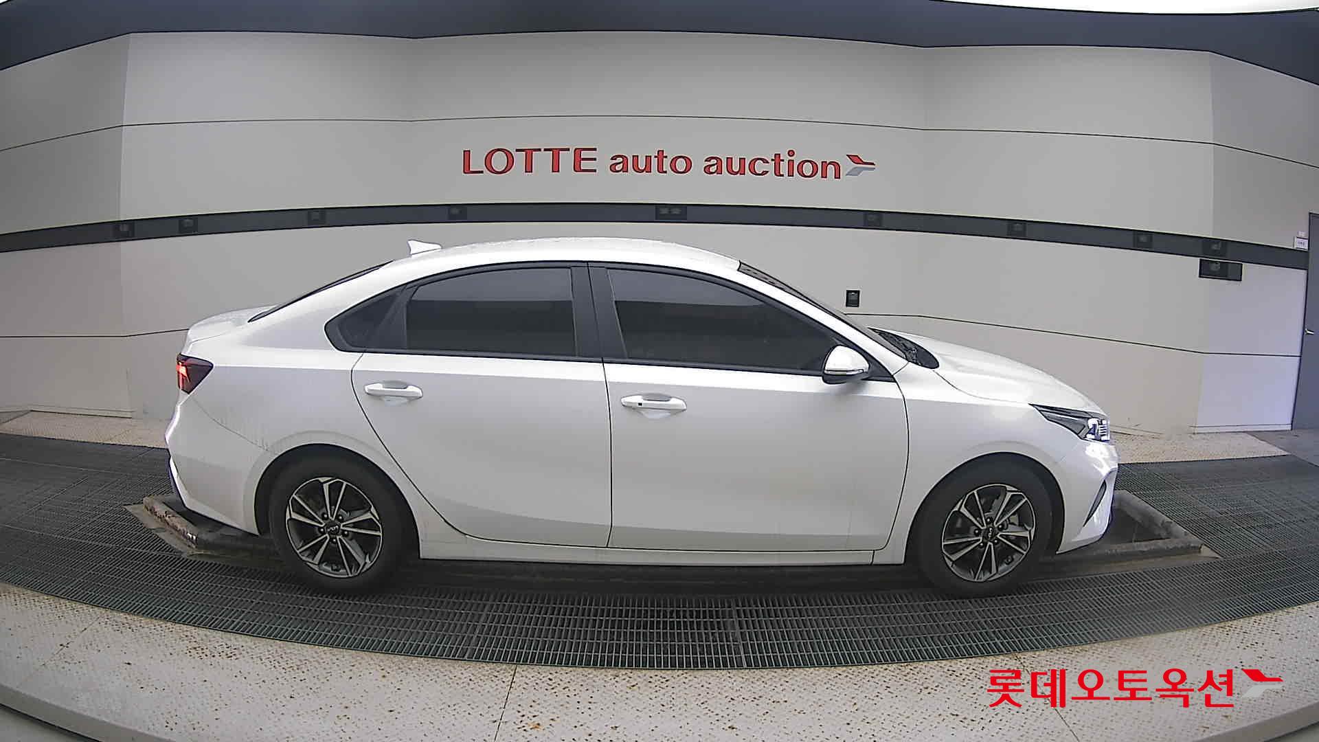 Kia K3 2022 Snow White Pearl из Кореи, фото 3