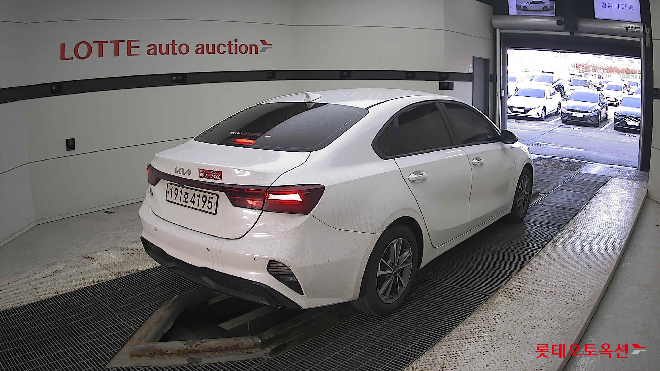 Kia K3 2022 Snow White Pearl из Кореи, фото 4