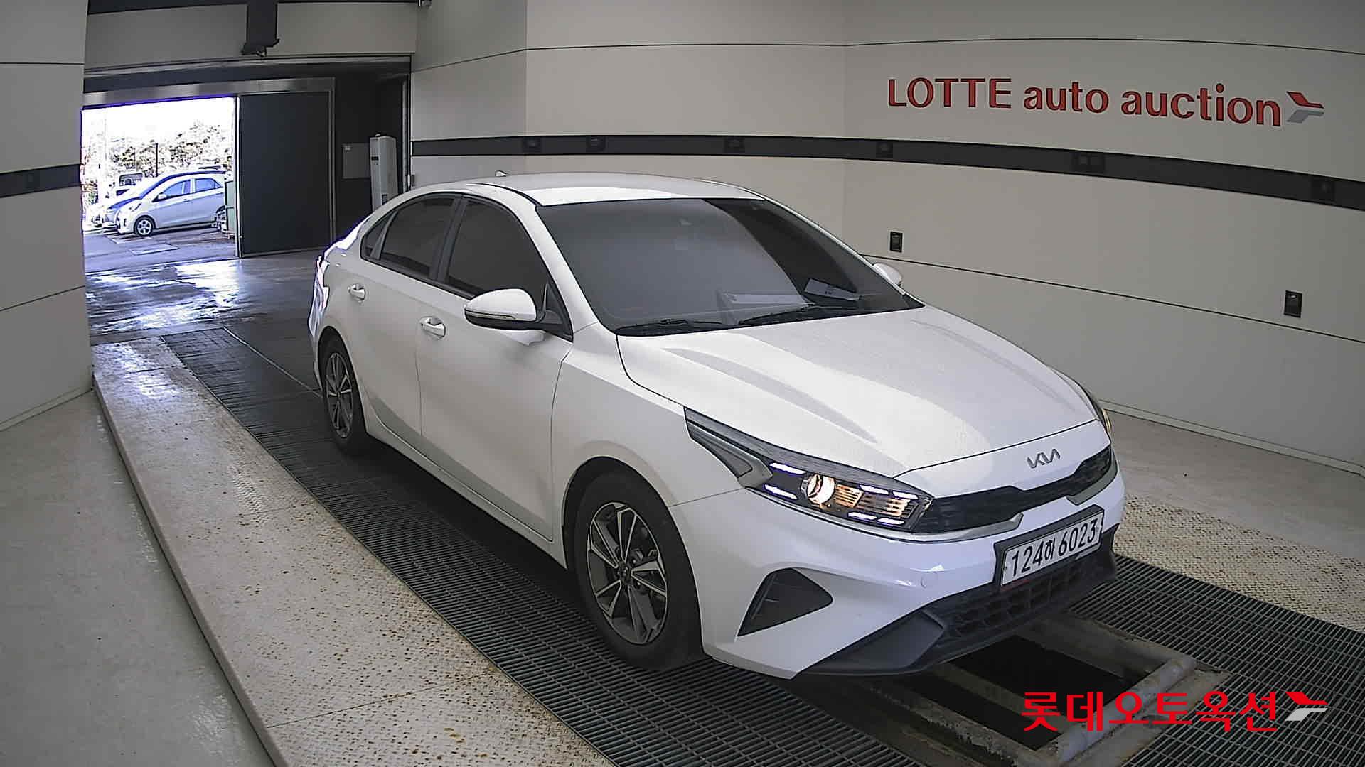 Kia K3 2022 Snow White Pearl из Кореи, фото 2